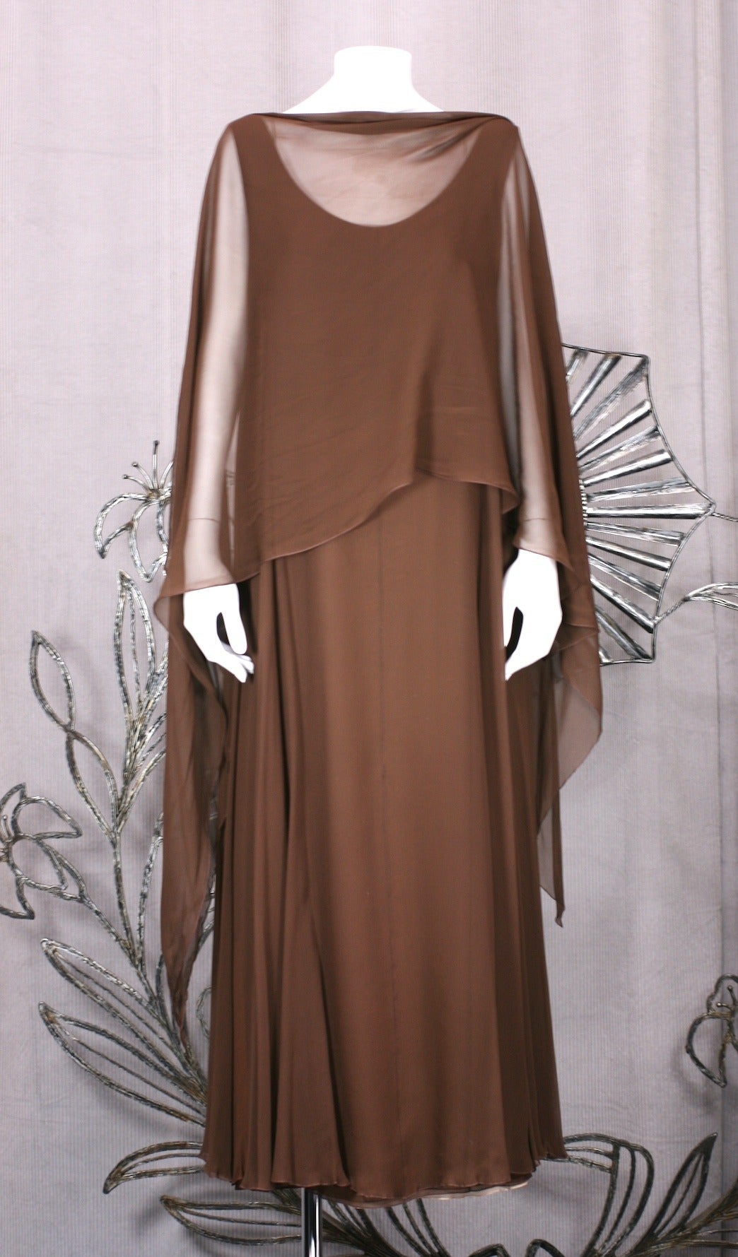 Robe en mousseline de soie marron, réalisée par le maître tailleur Stravapoulos en mousseline de soie tonale 4 plis. La couche extérieure est marron et les diplômés café, rose et chair en chiffon plus près du corps. La robe est un simple débardeur