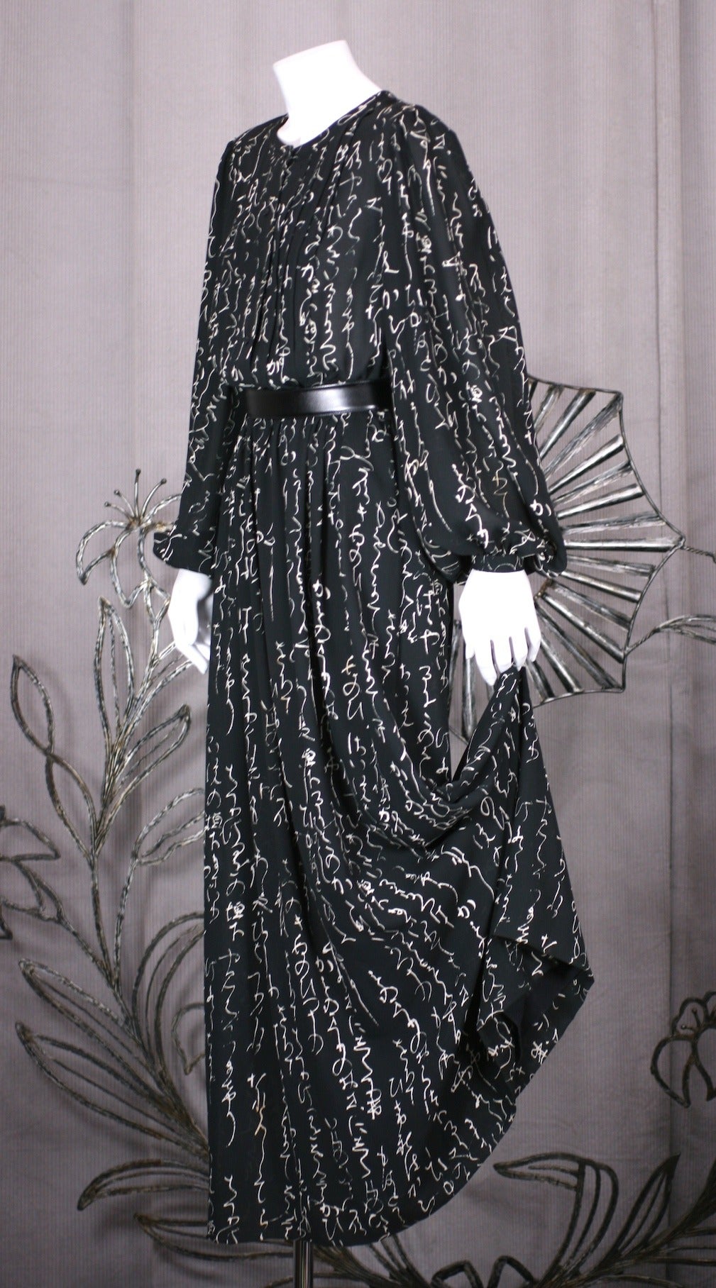 Hanae Mori - Robe à imprimé calligraphique Excellent état - En vente à New York, NY