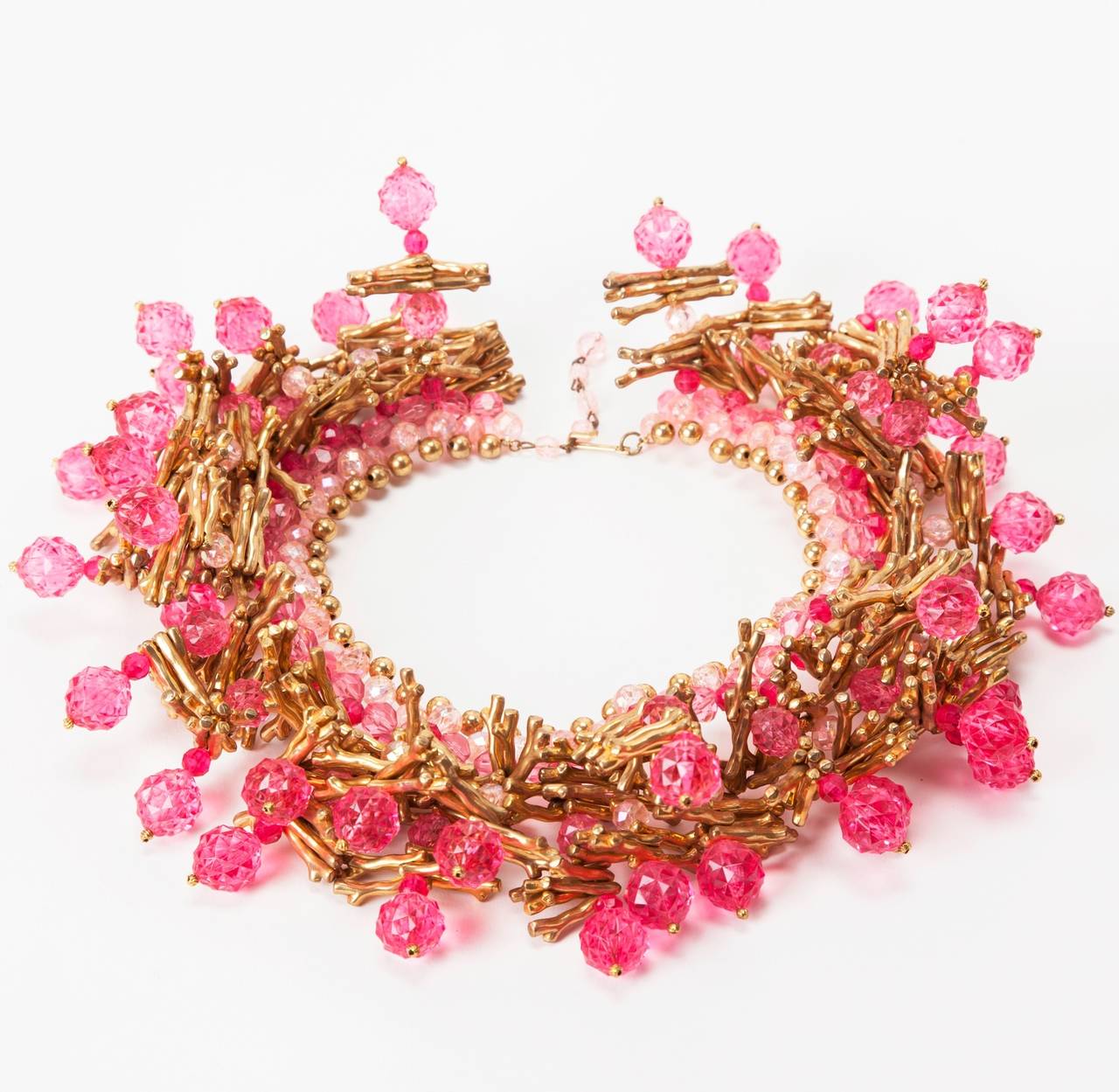 Italian gilt faux branch coral and fuschia faceted and molded resin bead collar. Large dramatic scale mid 1960s. Italy.
Excellent condition.