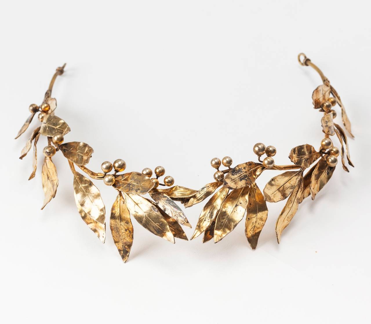 Late 19th Century diadem handmade in gilded silver of naturalistic laurel branches and berries. Designed to be tied with a silk ribbon hidden within hair. Exquisite craftsmanship and quality, perfect for a modern day bride.
Excellent condition,