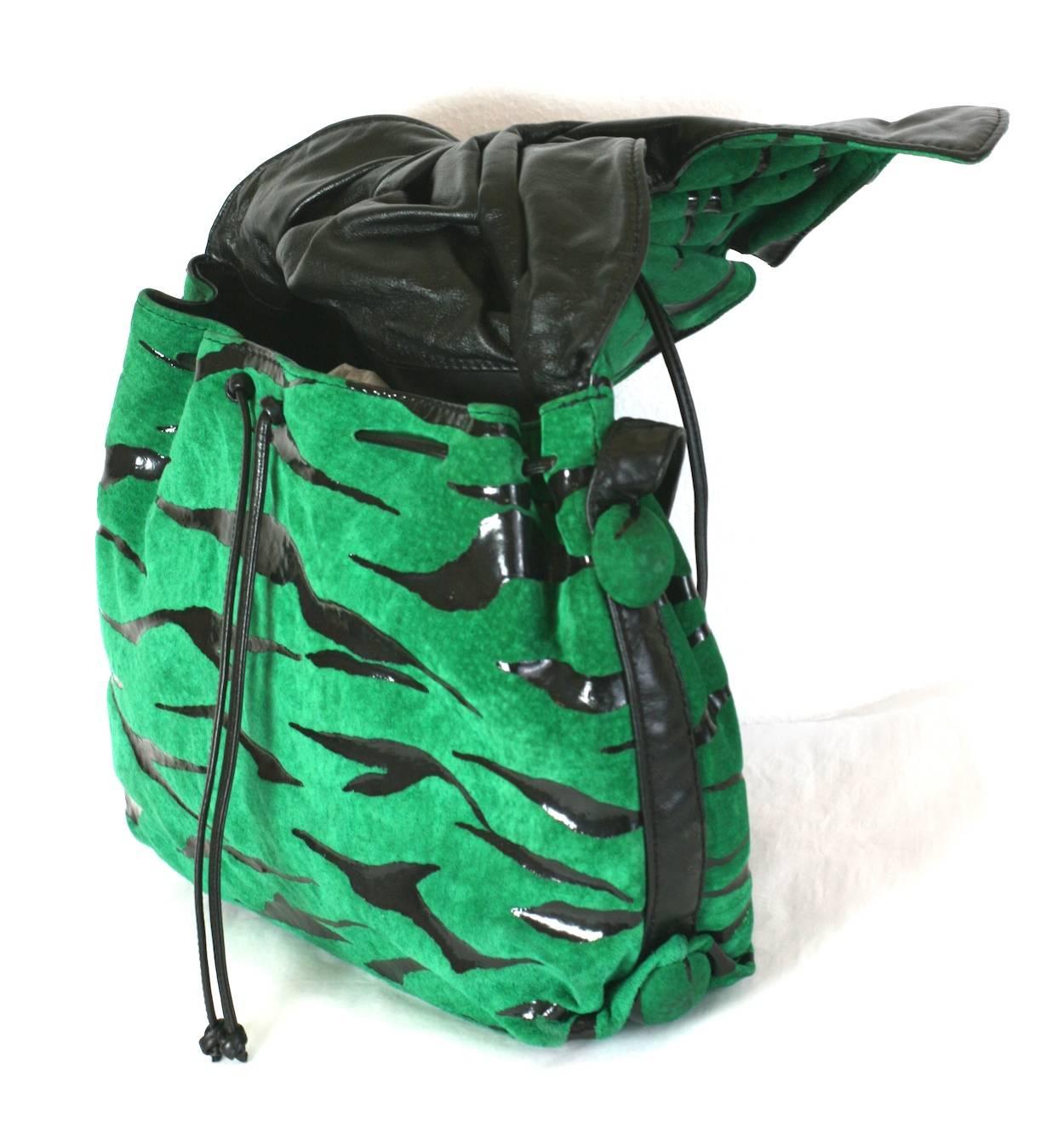 Bolso bandolera fruncido de ante verde gráfico Carlos Falchi con estampado de cebra. Solapa 