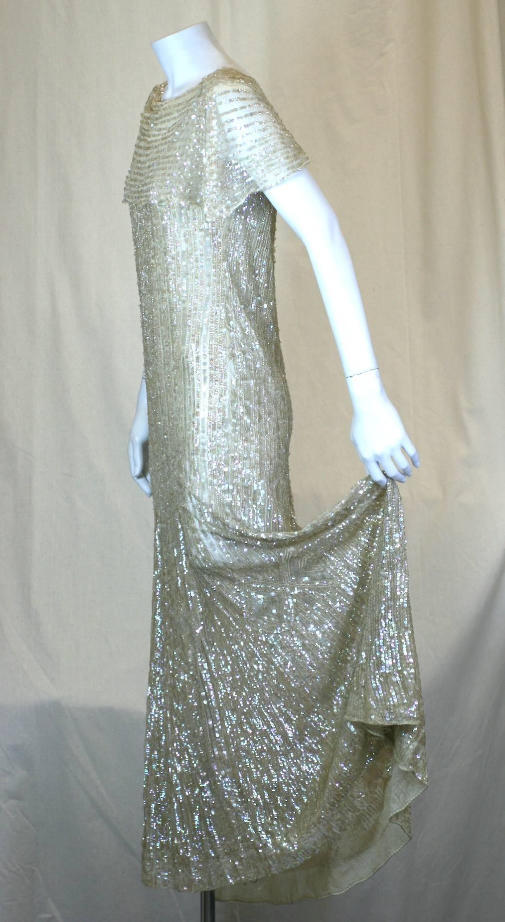 Elegantes französisches Art Deco Paillettenkleid (Grau) im Angebot