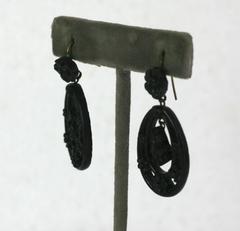 Orecchini di guttaperca intagliati in stile vittoriano