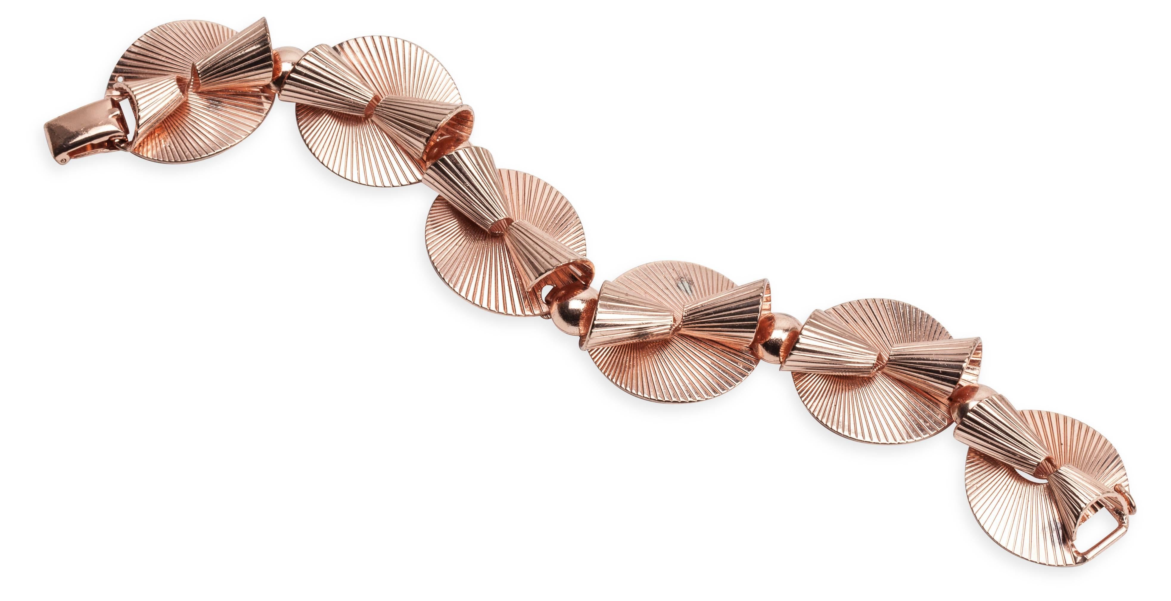 Bracelet Napier Retro en argent sterling lavé à l'or rose. Composé de  stations ovales striées et spiralées avec entretoises à billes. États-Unis, années 1940. Excellent état.
