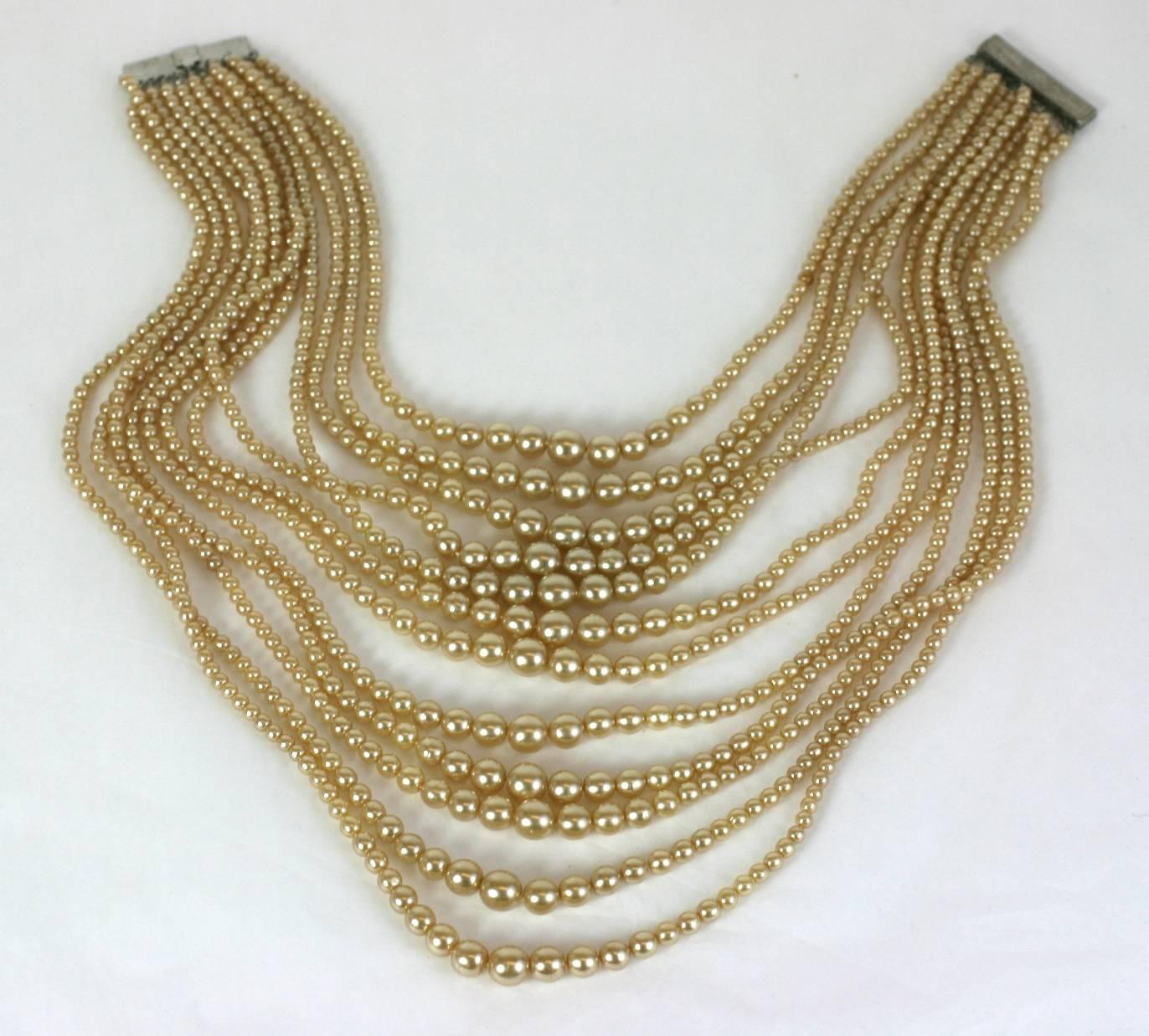 Glamouröse mehrreihige Kunstperlenkette aus den 1950er Jahren. Die Perlenstränge beginnen in der Nähe des Halses und fallen dramatisch nach unten ab. Perfekt für die offene  und trägerlose Ausschnitte der damaligen Zeit. 1950er Jahre USA. 13
