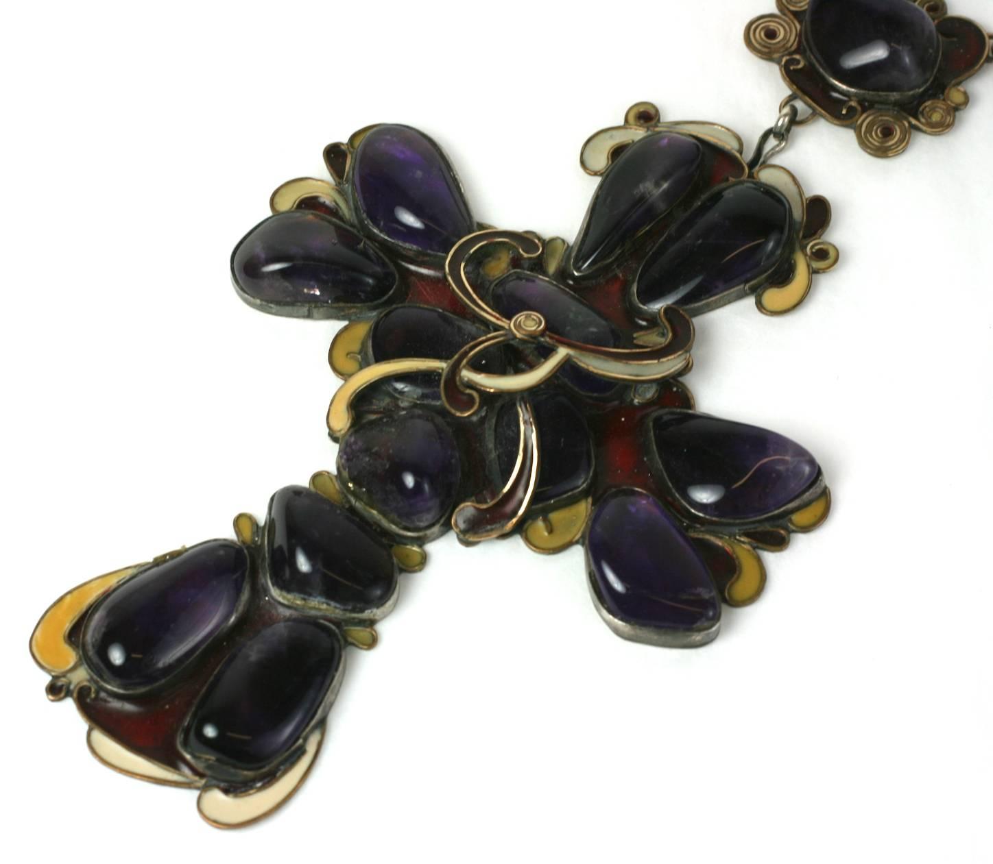Croce massiccia in ametista burattata e smalto dell'artista californiana Vega Maddux. Grandi ametiste burattate sono combinate con i caratteristici accenti di smalto nei colori crema, giallo e marron, incastonati in metallo argentato. Altamente