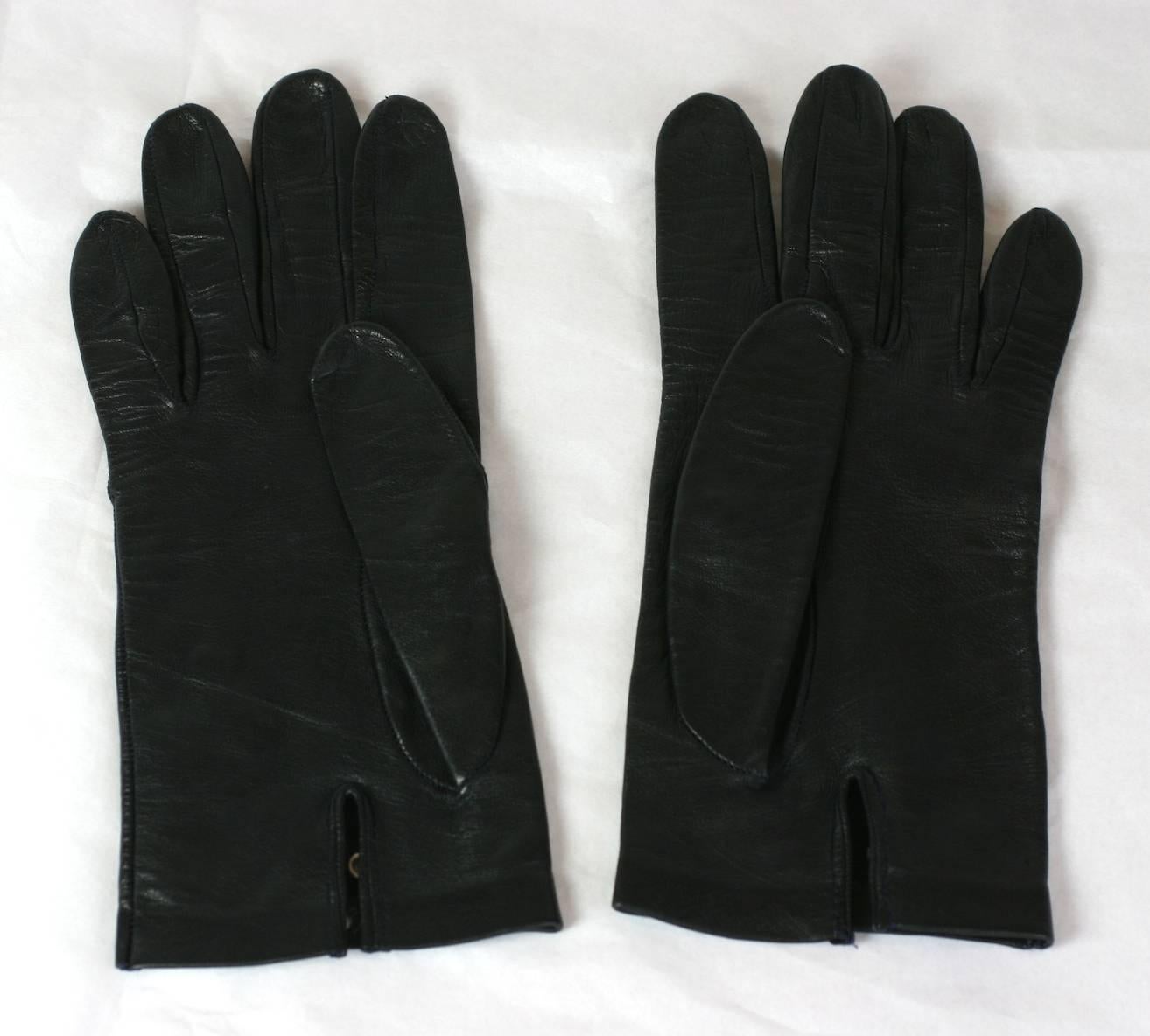 Schwarze Lederhandschuhe mit Ösenbesatz im Zustand „Hervorragend“ im Angebot in New York, NY