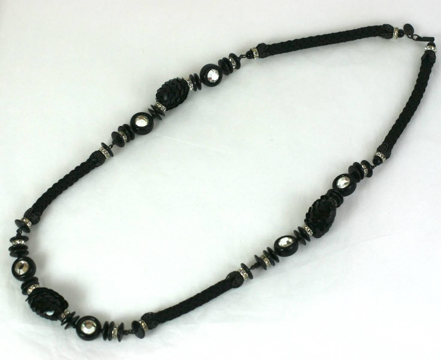 Long collier de passementerie inhabituel de Miriam Haskell composé de perles à paillettes noires, de bakélite et de stations dos à dos en pâte de cristal. En outre, il est orné de pate de verre de jais et de rondelles de pâte de cristal. années