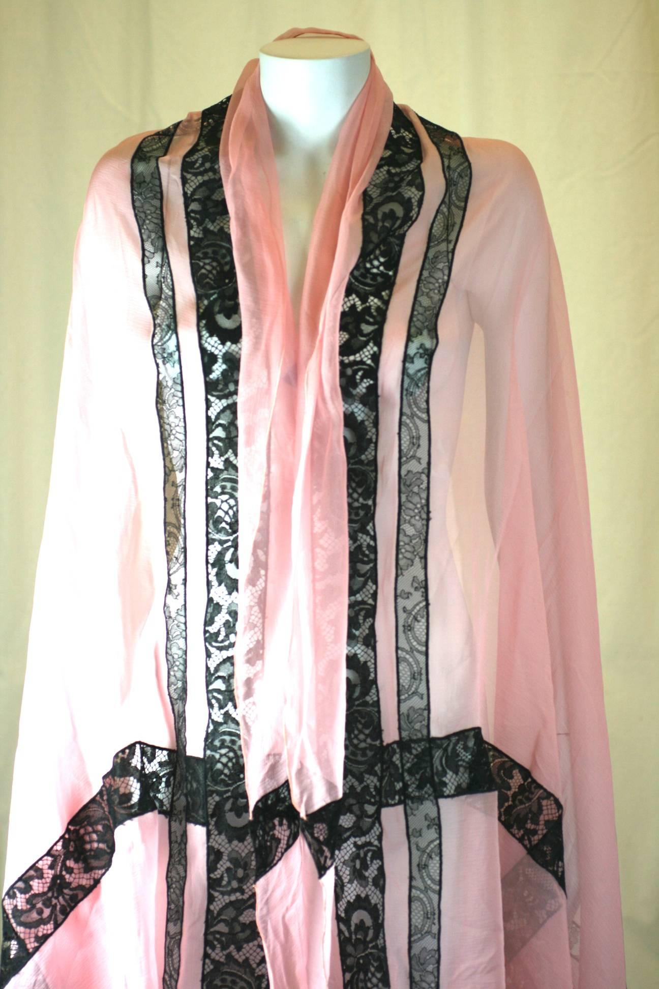 Gris Étole Givenchy Haute Couture en mousseline de soie et dentelle  en vente