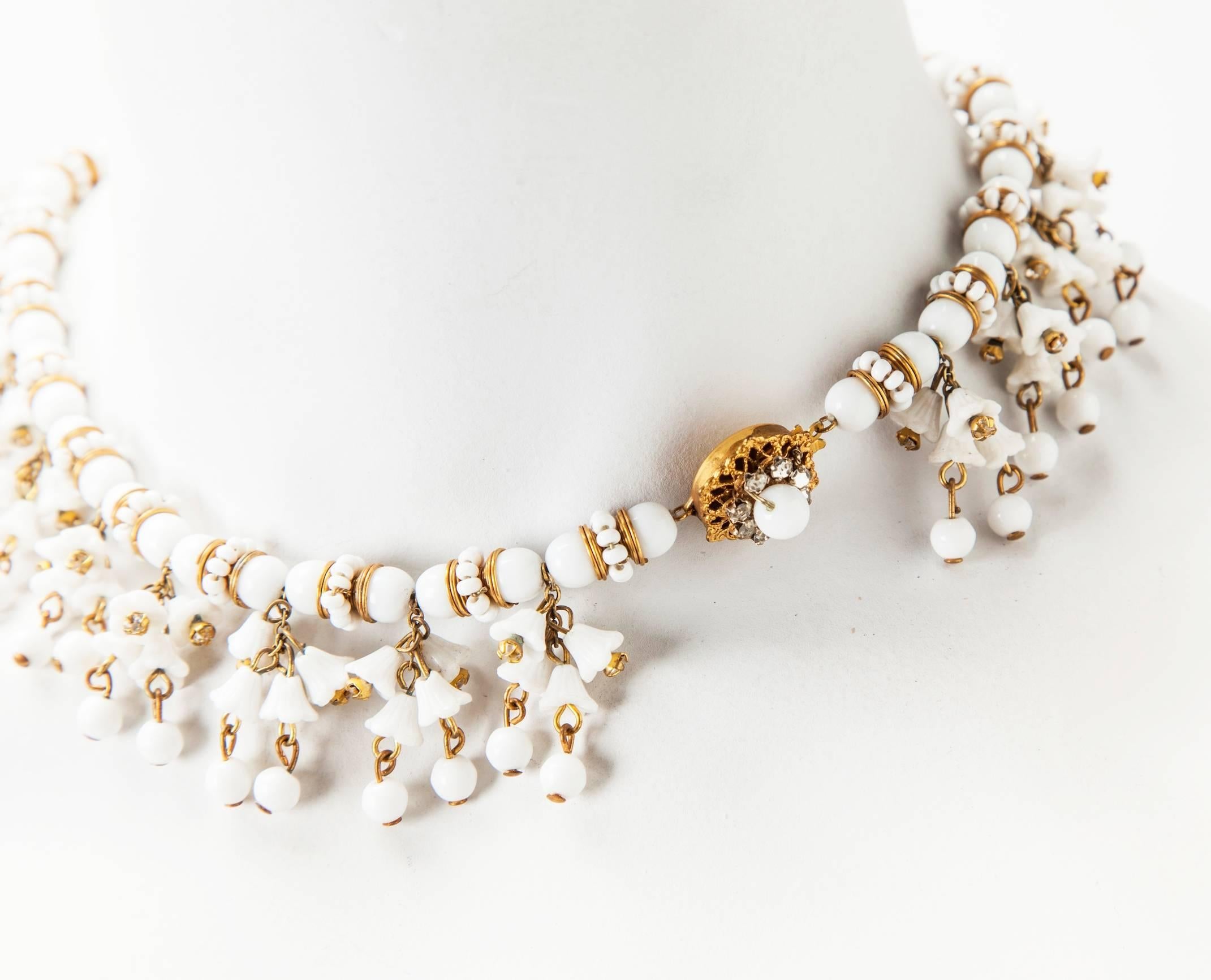 Miriam Haskell Aufwändige Halskette mit Glockenblumen aus Milchglas Damen im Angebot