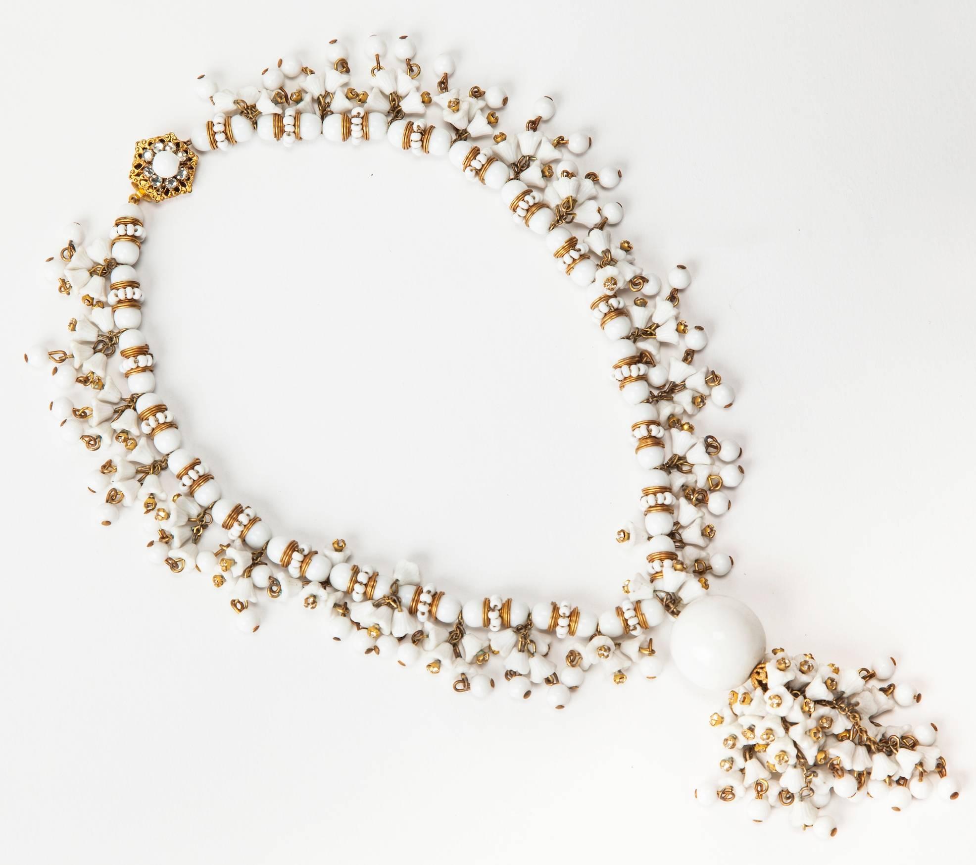 Miriam Haskell Collana di fiori a campana in vetro lattiero elaborata In condizioni ottime in vendita a New York, NY
