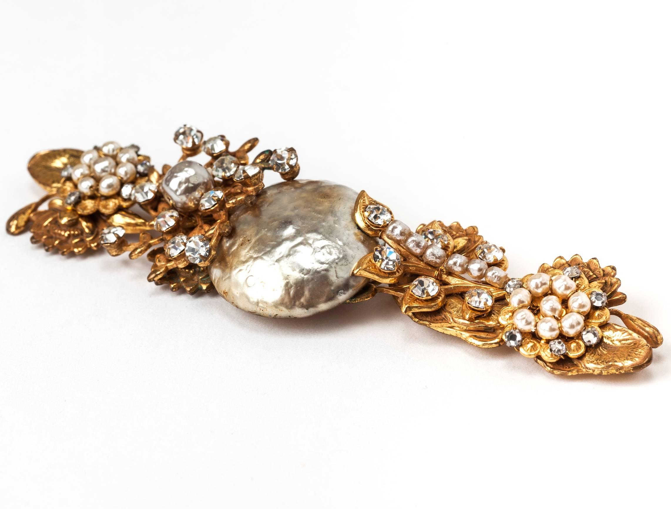 Magnifique broche Miriam Haskell en fausse perle surdimensionnée, sertie de métal doré russe, avec des grappes de perles brodées et des strass dans des nénuphars. états-Unis des années 1940. 5
