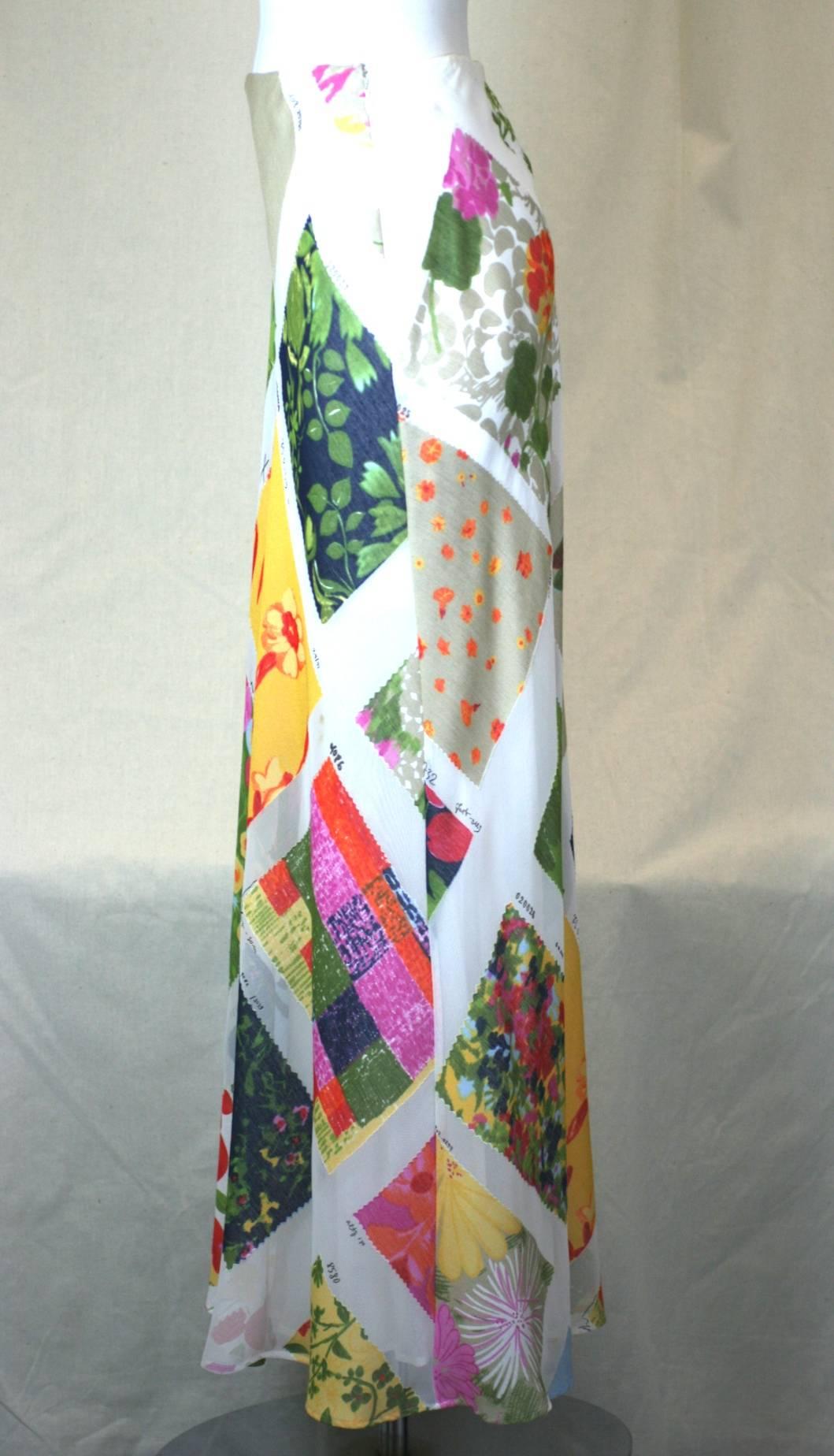 Moschino Cheap and Chic Printed Chiffon Fabric Swatch Skirt aus verschiedenfarbigen Stoffmustern auf weißem Grund. Fließender Bias-Schnitt mit seidig-weißem Futter. Seitlicher Reißverschluss. Polyester/Viskose. Ausgezeichneter Condit, 2000er