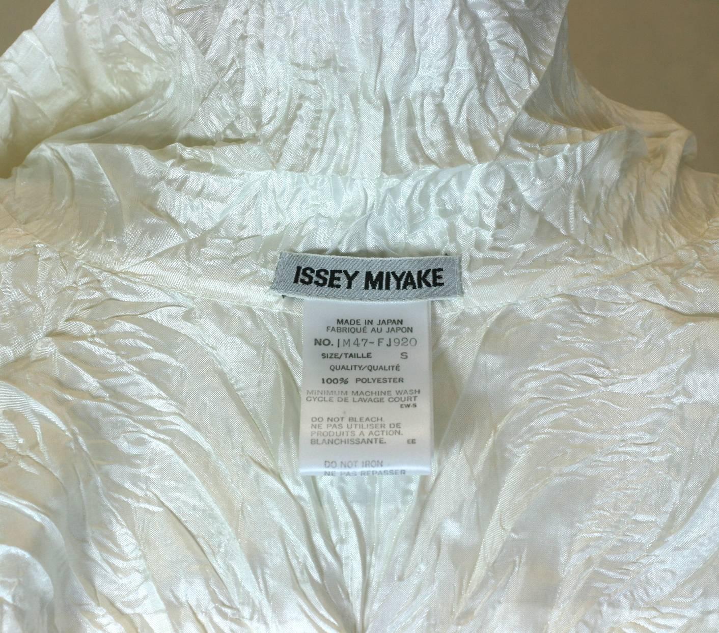Issey Miyake - Chemisier classique plissé à plis froissés Pour femmes en vente
