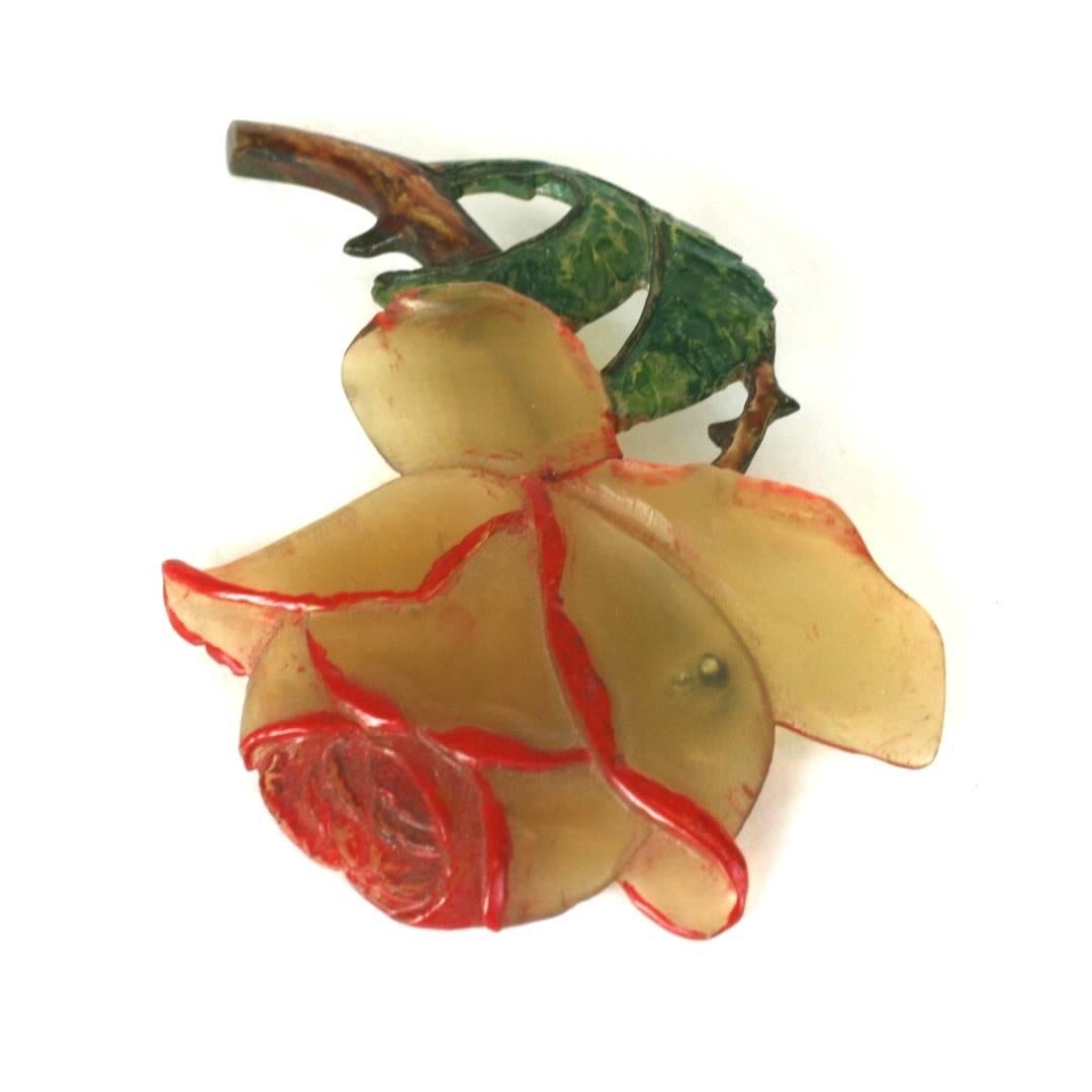 Grande broche Art nouveau français en corne et métal couleur miel, représentant une rose déployée soulignée par des détails de peinture à froid et de couleur tachée. 
Le design de chaque pièce unique est découpé ou sculpté à la main et les détails