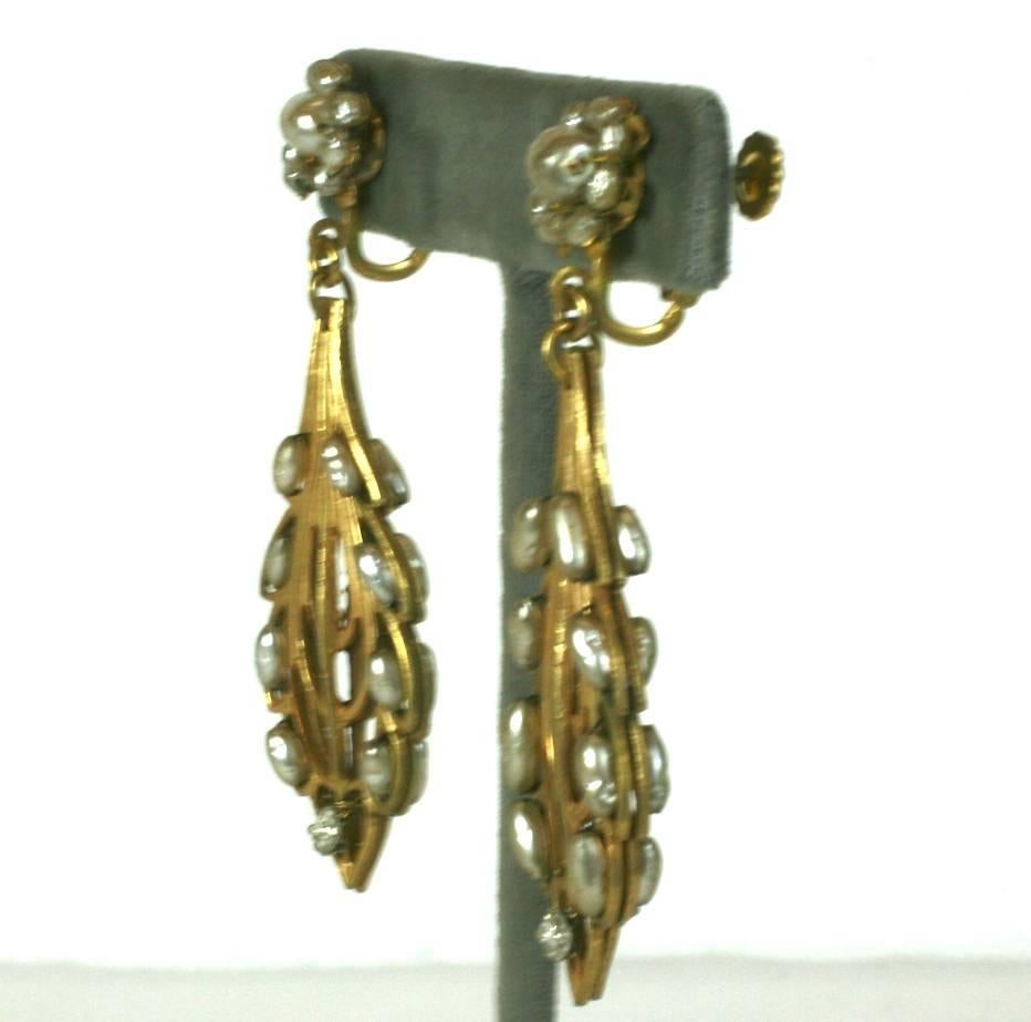 Boucles d'oreilles longues en pendentif de blé en dorure russe et fausse perle de riz, cousues sur des filigranes dos à dos, signées Miriam Haskell. Raccords réglables par clip. états-Unis des années 1940. 
Excellent état
Longueur 2.75