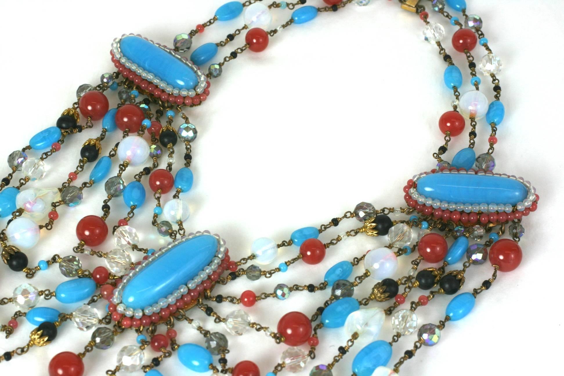 Straordinario Louis Rousselet  collana a bavaglino drappeggiata con fasce di pate de verre e placche ovali cucite a mano in turchese, opalina, corniola, giaietto e cristalli d'aurora incastonati in metallo dorato. Realizzato a mano con chiusura a