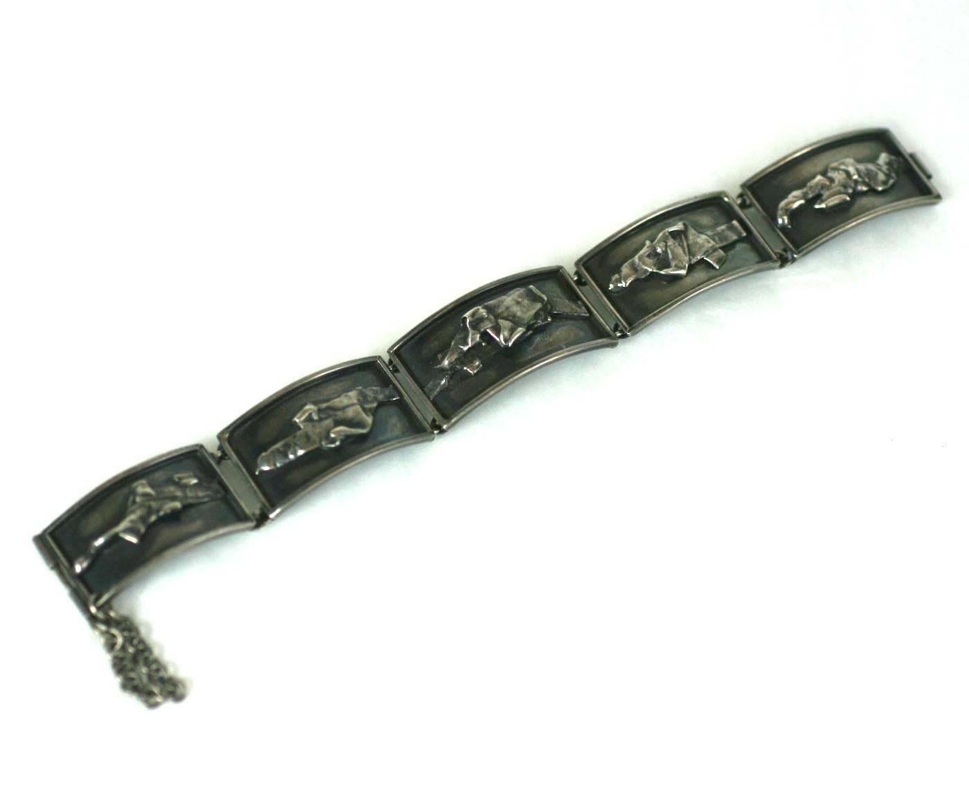 Magnifique bracelet Brutalist à maillons en sterling, fait à la main, datant des années 1960. Chaque maillon est encadré et centré sur un motif moderniste torsadé et noué. Ces éléments sont répétés sur l'ensemble du bracelet. Européen des années