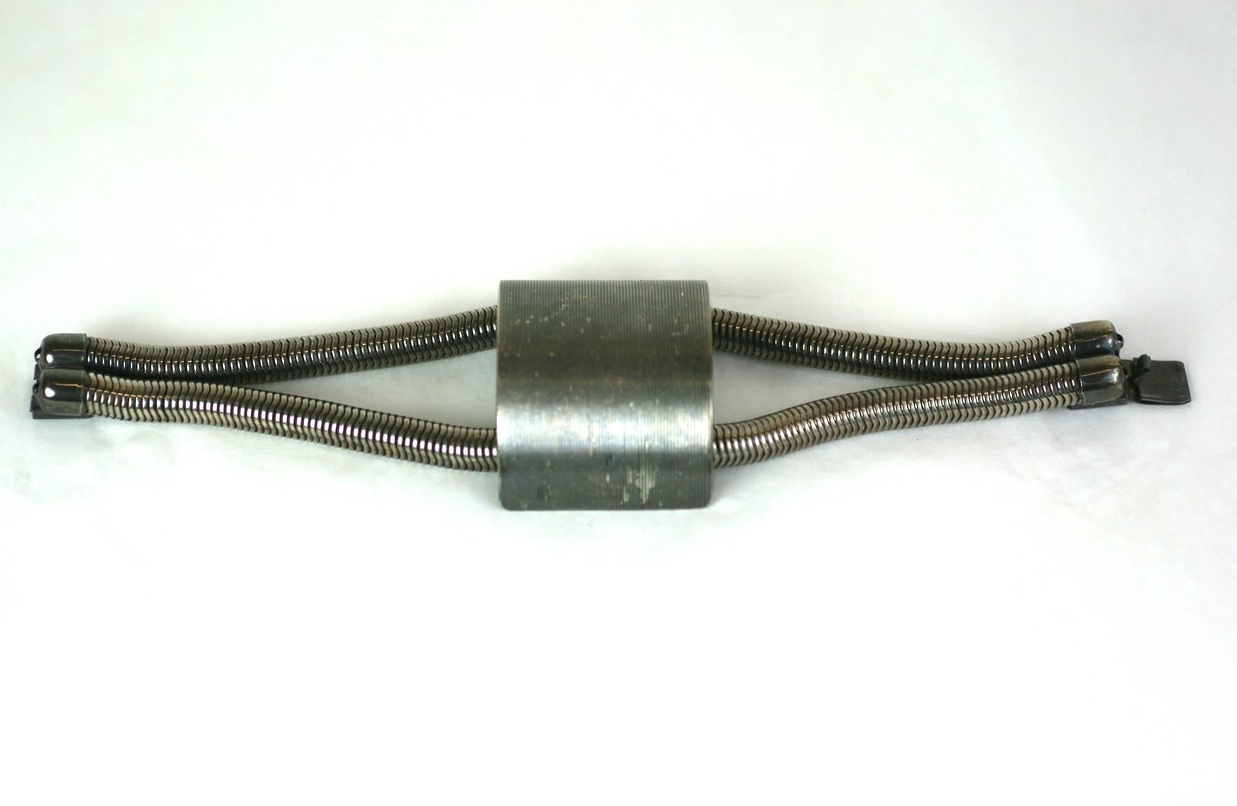 Bracelet à boucle moderniste en métal argenté Unisexe en vente