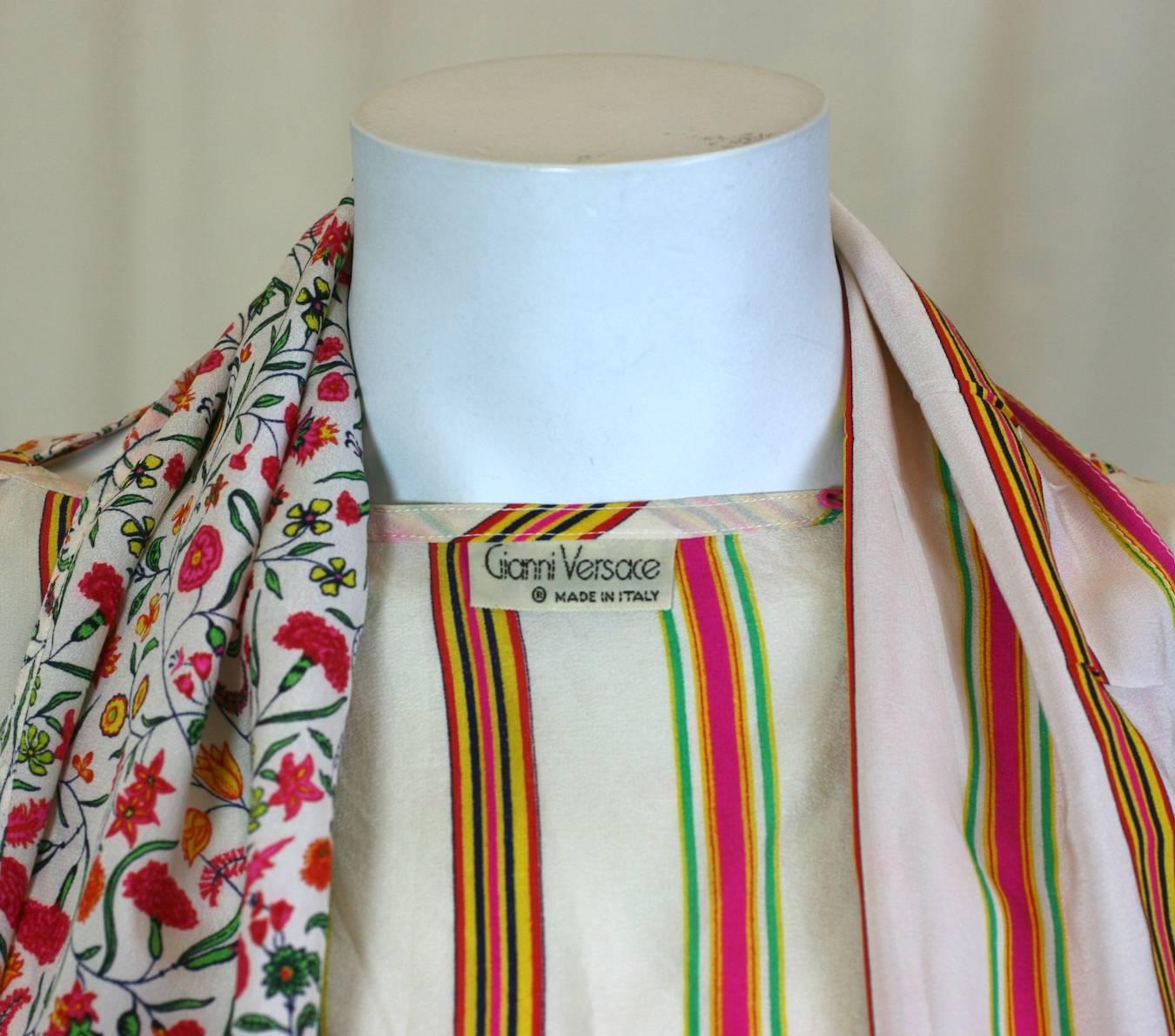 Gianni Versace Mini robe en crêpe de soie à motifs floraux en maille mélangée en vente 2