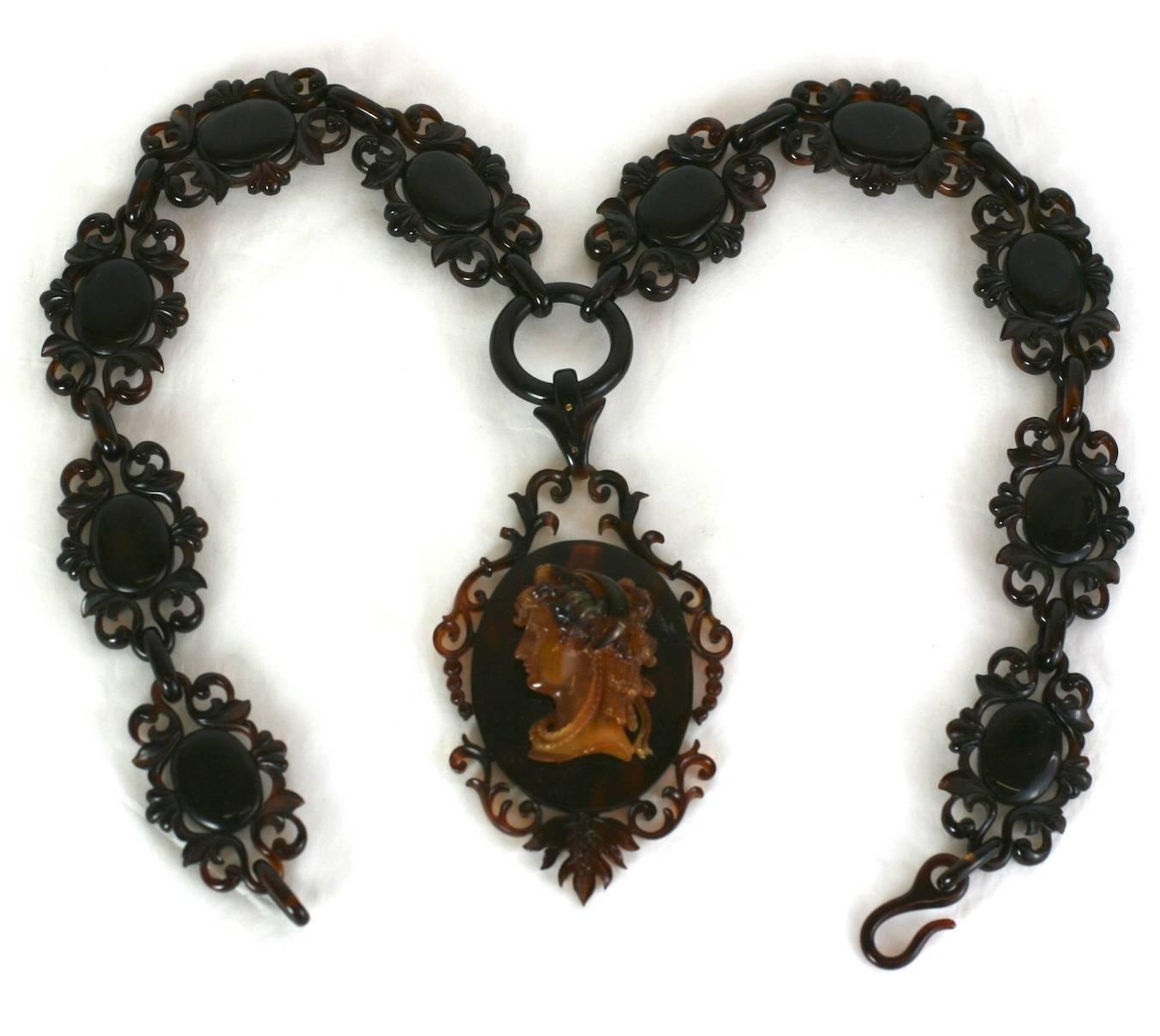 Meravigliosa collana di cammei tartaruga di epoca medio-vittoriana. Massiccio e splendidamente intagliato con ciondolo centrale raffigurante la Dea Luna, che personifica la luna e tutti i suoi attributi.... istinto, creatività, fortuna, femminilità,