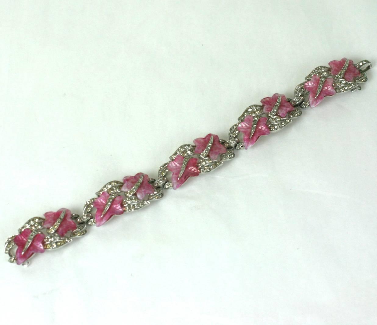 Elegante pulsera Marcel Boucher de hojas de hiedra de cuarzo rosa de imitación, de cristal moldeado y pastas en engastes de hojas de pavé Art Déco. Años 30, EE.UU. Hermosa calidad. Excelente estado.
Largo 7,5