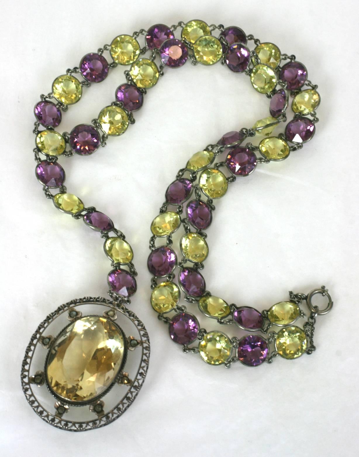 Meraviglioso Sautoir Art Deco in cristallo e citrino degli anni '30. Un insolito assemblaggio di cristalli di ametista e citrino con un ciondolo aggiunto con un grande citrino autentico, incastonato in argento con marcasite. I cristalli colorati al
