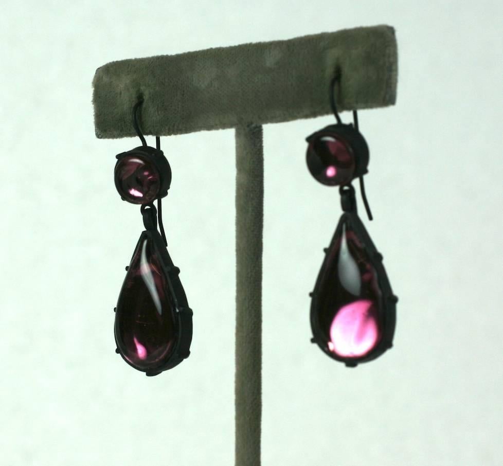 Amythest  Orecchini a goccia smerigliati dagli studi parigini di MWLC. Eleganti orecchini a goccia in pate de verre amythest con lamine inserite in stile georgiano, montatura chiusa.
Il colore risalta sulla finitura metallica annerita e le lamine