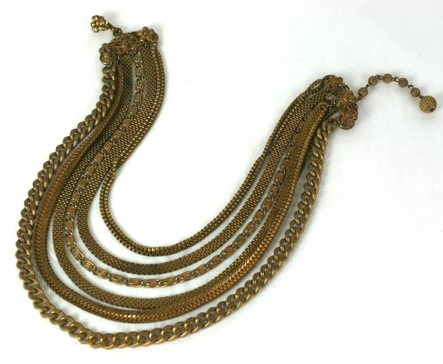 Miriam Haskell mehrkettige drapierte Halskette aus gedämpfter russischer Goldsignatur. Eine schöne Auswahl an verschiedenen Kettenstilen. 1950er Jahre USA.  Ausgezeichneter Zustand. 
Länge 14