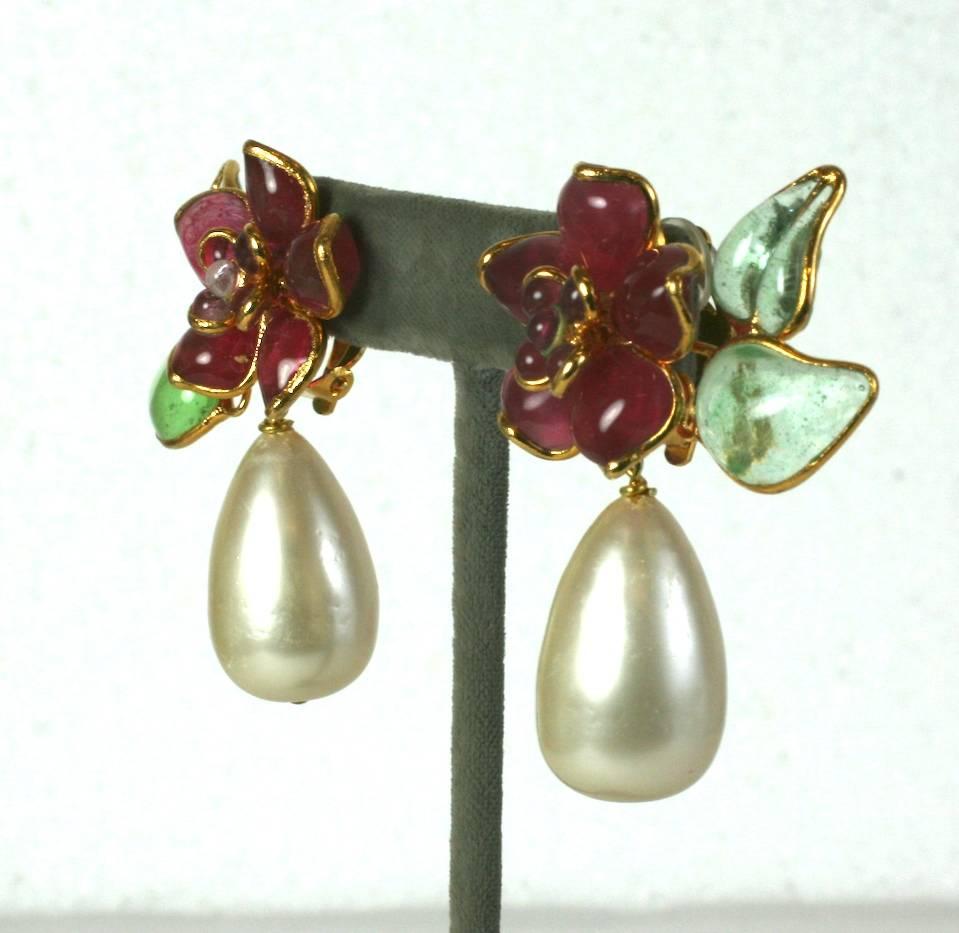 Lovely Chanel signature Camellia ear clips in deep rose quartz and pale emerald poured glass with large handmade faux pearl drop, made by Maison Gripoix. Handmade in the Gripoix studios for Chanel, circa 1990's. 

Excellent Condition.Signed

Length