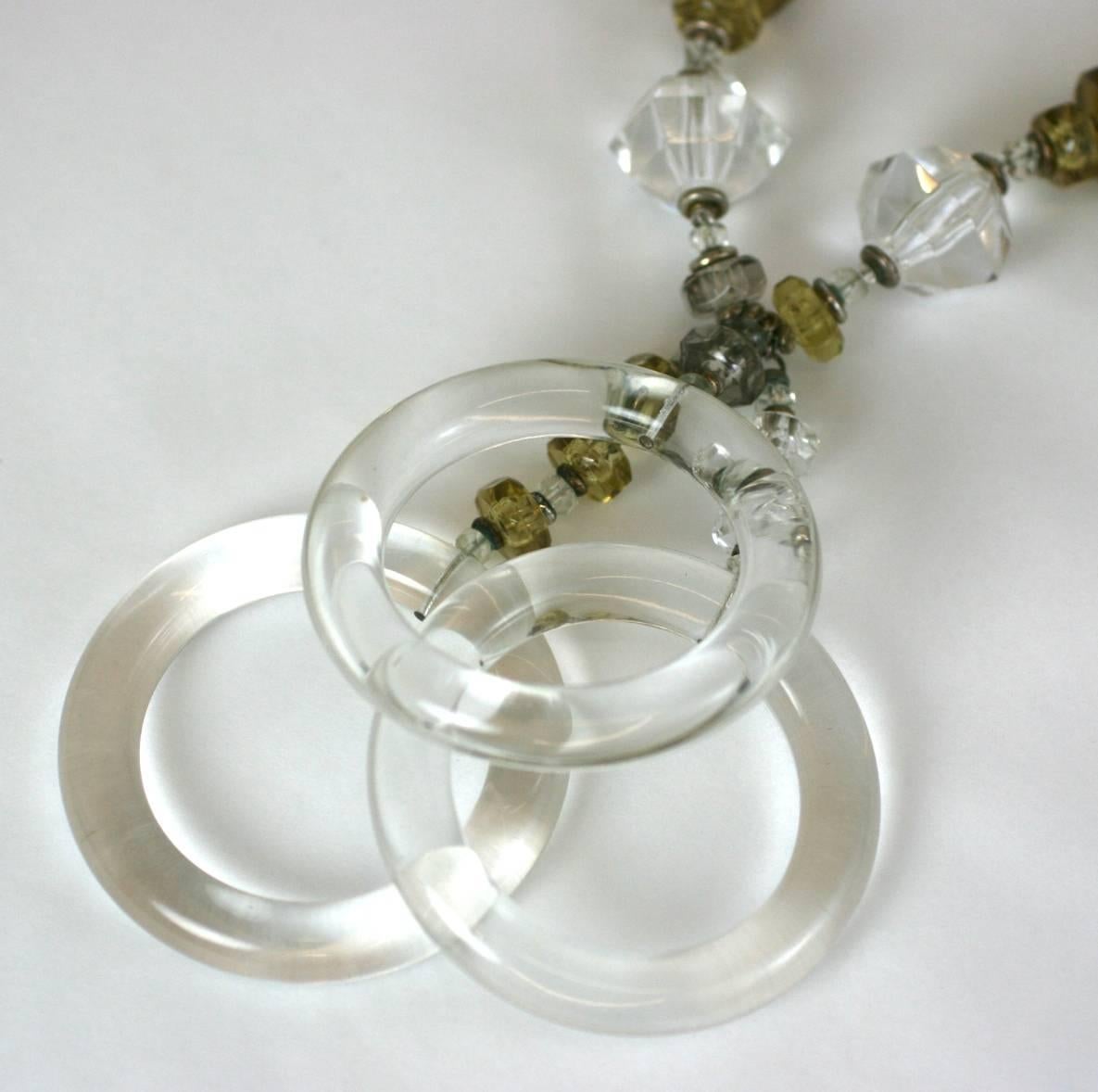 Moderne Miriam Haskell, collier pendentif bague en lucite en vente
