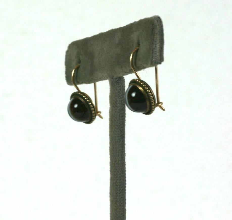 Elegante gebänderte schottische Achat-Cabochon-Ohrringe aus dem späten 19. Jahrhundert mit originalen Ohrdrahtanschlüssen. Achat-Stein ist sorgfältig mit weißen Streifen in der Mitte jedes Steins geschnitten, um das Aussehen eines 