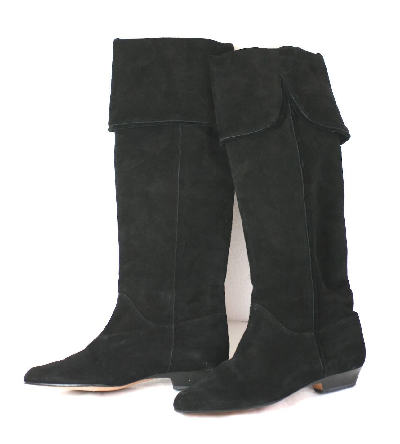 Donna Stivali alti in pelle scamosciata nera Yves Saint Laurent in vendita