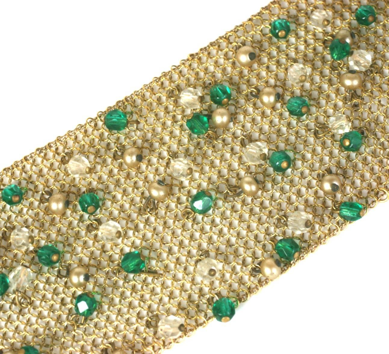 Bracelet en maille Jewell des années 1950. La maille dorée est décorée de gouttes de cristal et de fausses émeraudes à facettes qui bougent avec la personne qui les porte. États-Unis, années 1950. 
7