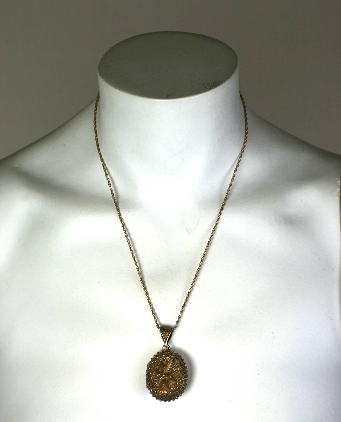 Medaglione vittoriano in argento dorato e filigrana a forma di pomander in vendita 1