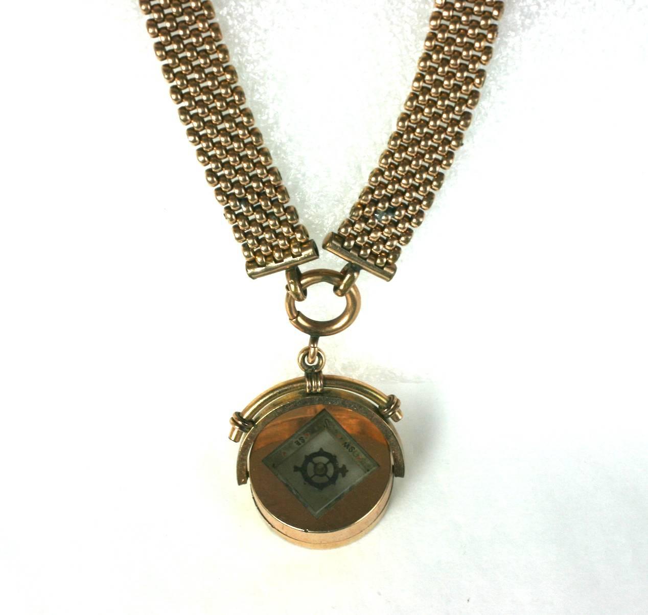 Victorian Swivel Compass Necklace, Original Gold gefüllt Mesh-Gliederkette ist mit einem schönen, späten viktorianischen Funktionieren, Gold gefüllt Swivel Medaillon abgestimmt. Der Kompassanhänger ist umkehrbar und funktioniert auf beiden Seiten.