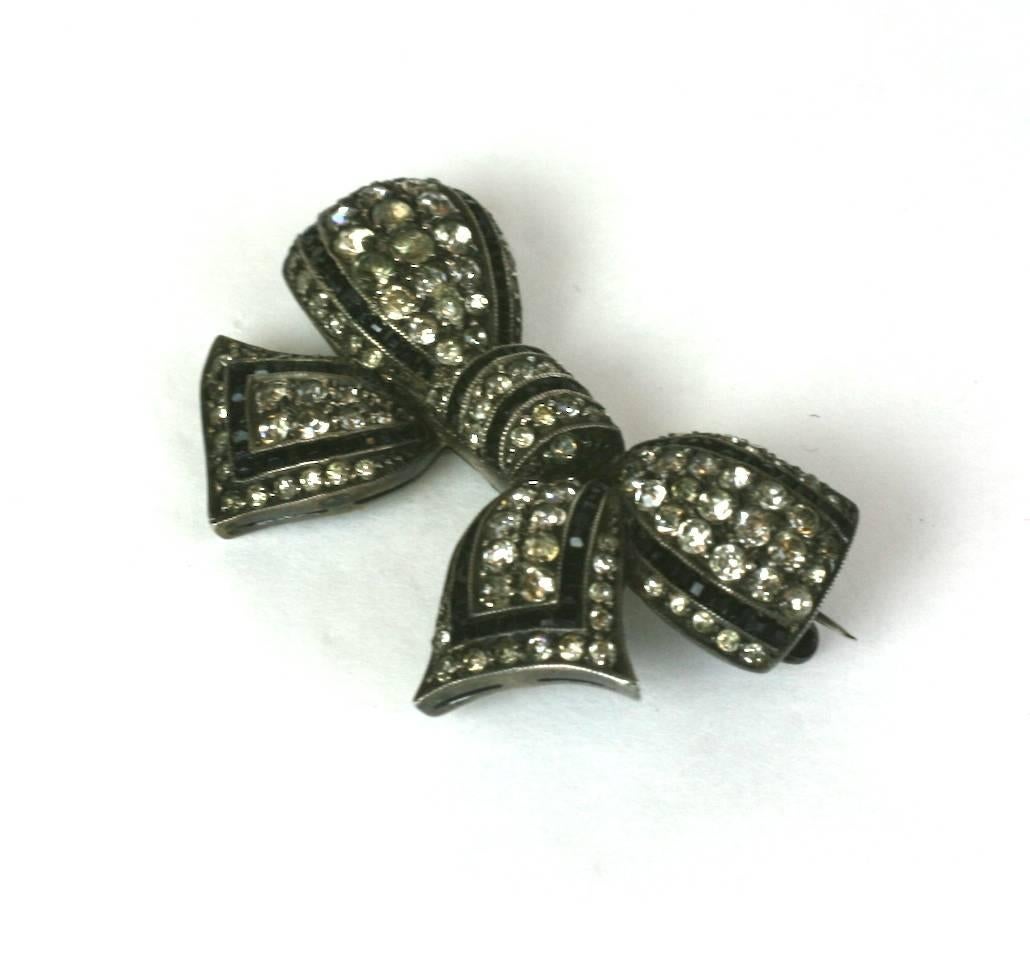 Art Deco bow brooch of vari size crystal paste and calibre set square jet glass stones, set in sterling silver.
Wonderful quality. Excellent Condition. 1920's France,
Length 1.50"
Width 1"