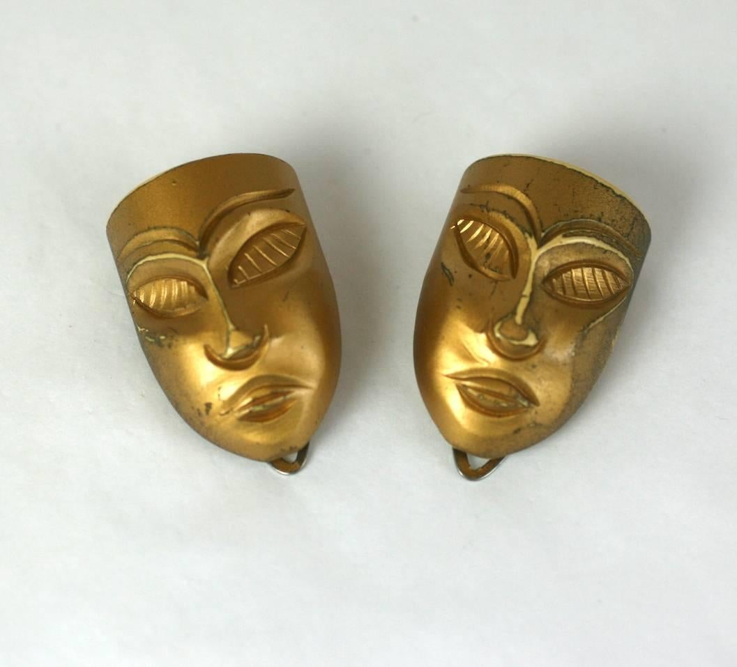 Art Deco Bakelit Kleiderklammern in Form eines Paares von handgeschnitzten Gesichtern. Vergoldetes geschnitztes Bakelit mit Kleiderklammerbeschlägen. 1930er Jahre USA. Ausgezeichneter Condit
Länge 1,50