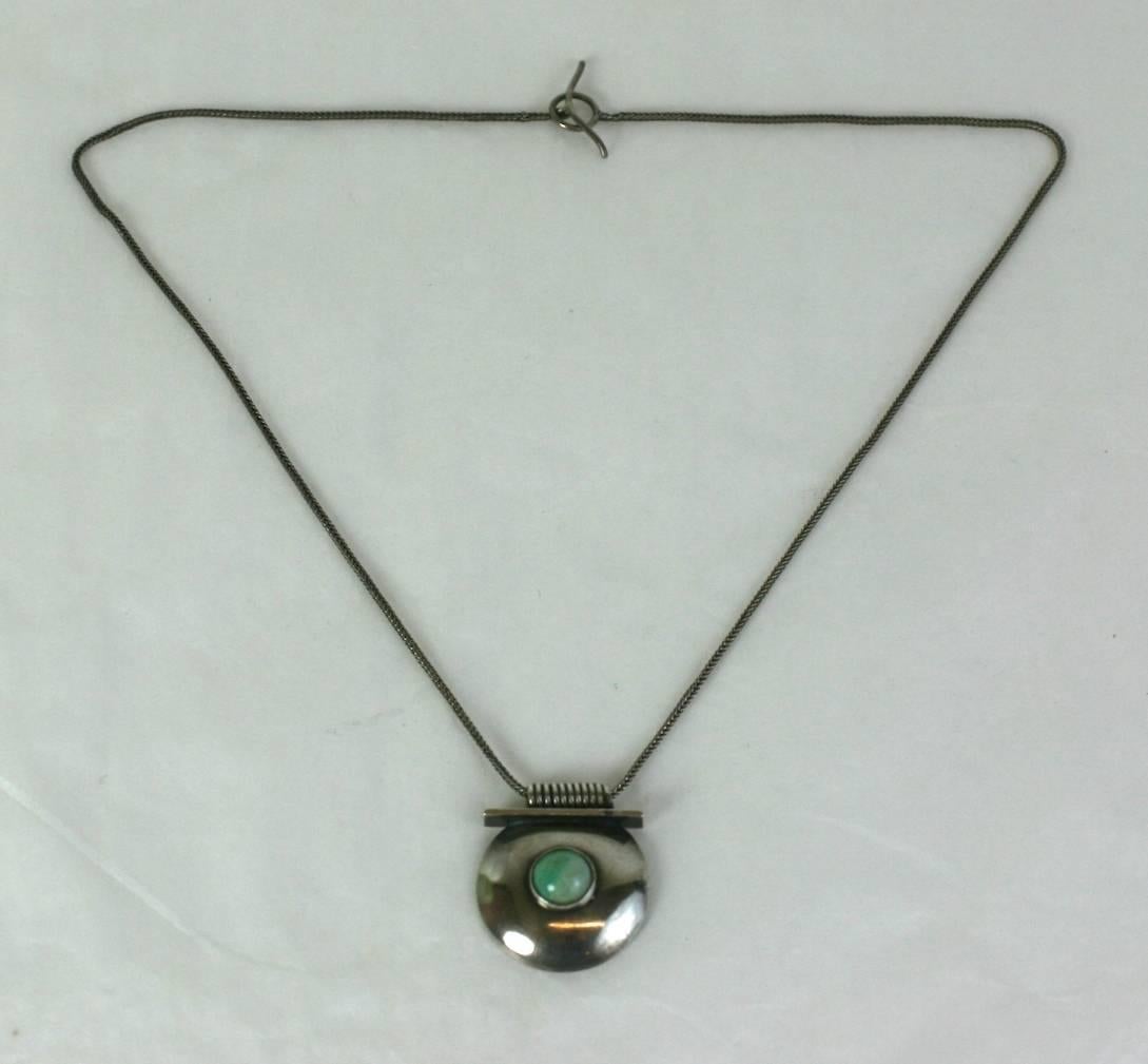 Ciondolo in amazzonite tedesca Art Deco invecchiato a macchina. Linee super pulite, con un cabochon di amazzonite incastonato centralmente in una mezza cupola, montato su una balla a spirale. La catena intrecciata a mano è davvero bella, così come