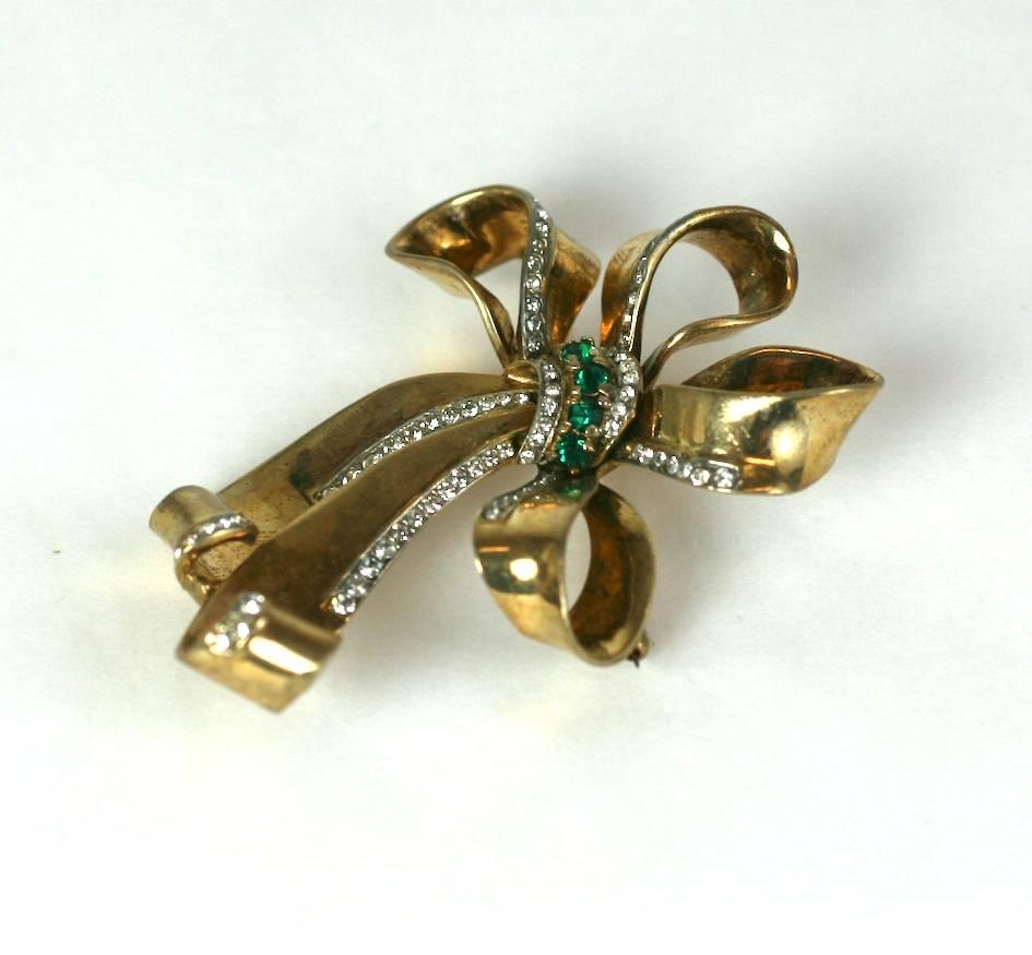 Trifari Alfred Phillipe dimensional Retro bow brooch. Made of gold washed sterling silver, crystal pave and faux emeralds. 1940's USA. Excellent Condition.
Length 2.50