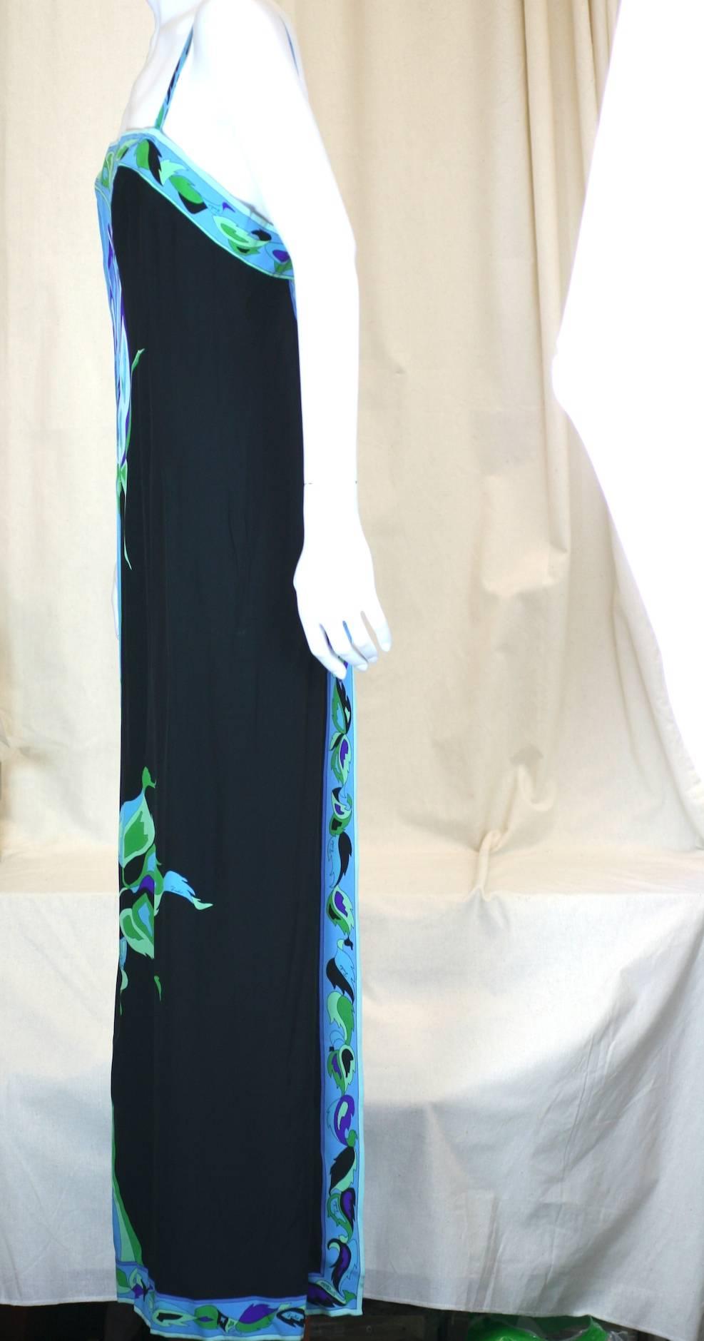 Emilio Pucci Graphic Rose Resort Ensemble in crepe di seta stampata. Il top è composto da un lungo tubo di seta stampata aperto sulla schiena e trattenuto da cinghie. 
Sotto di essa, viene indossata una gonna lunga di Pucci con la stessa stampa