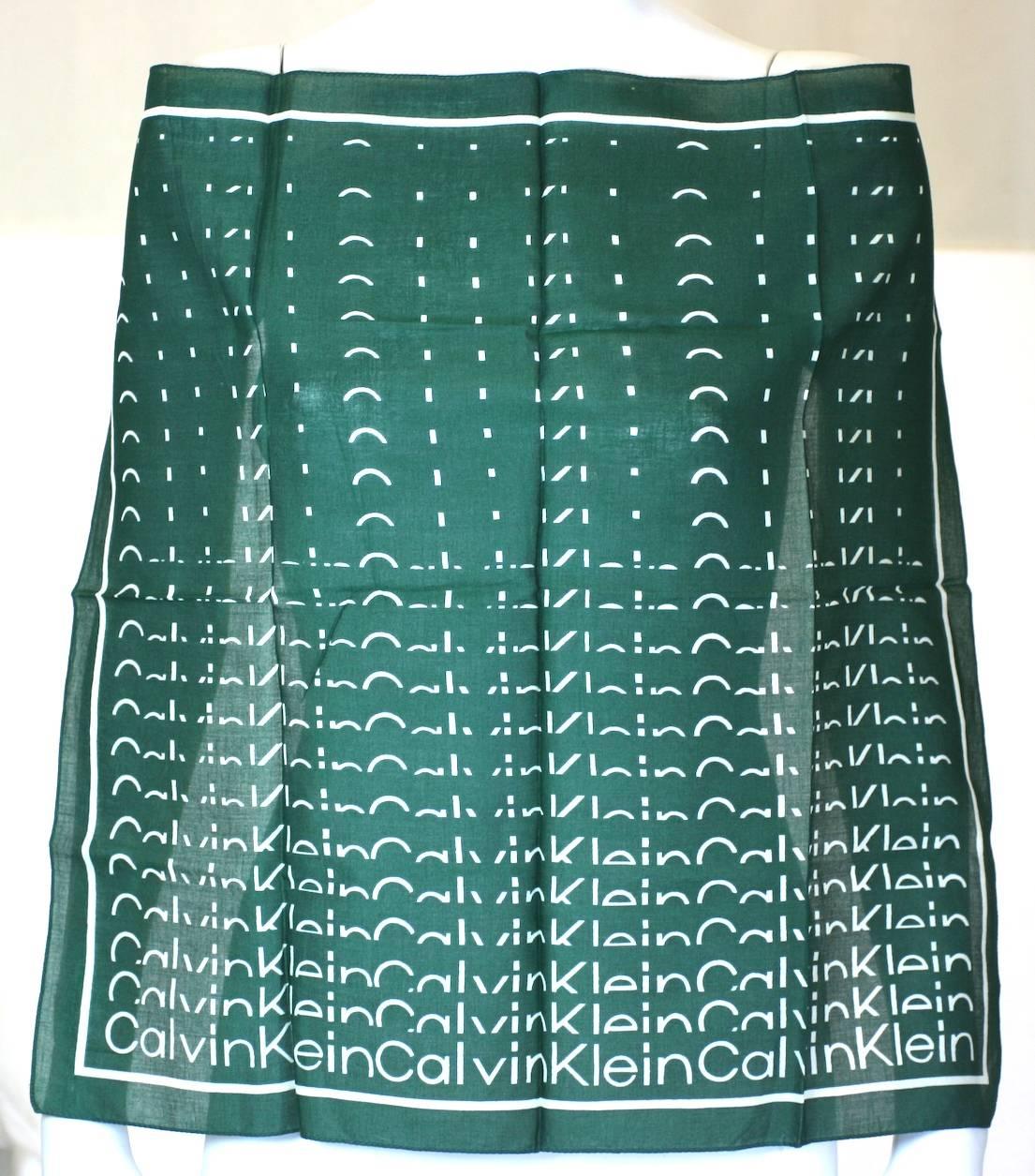 Calvin Klein Logo-Schal mit ikonischer Schriftart. Reproduziert als abbauende Schrift auf immergrünem Baumwollträger. 
1970er Jahre USA. Ausgezeichneter Zustand. 
Quadratisch 22