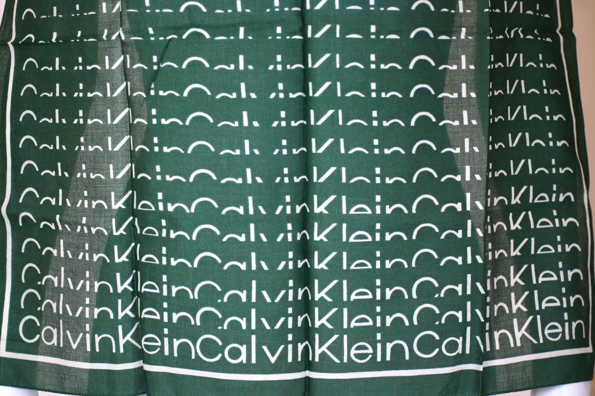 Calvin Klein Logo-Schal im Zustand „Hervorragend“ im Angebot in New York, NY