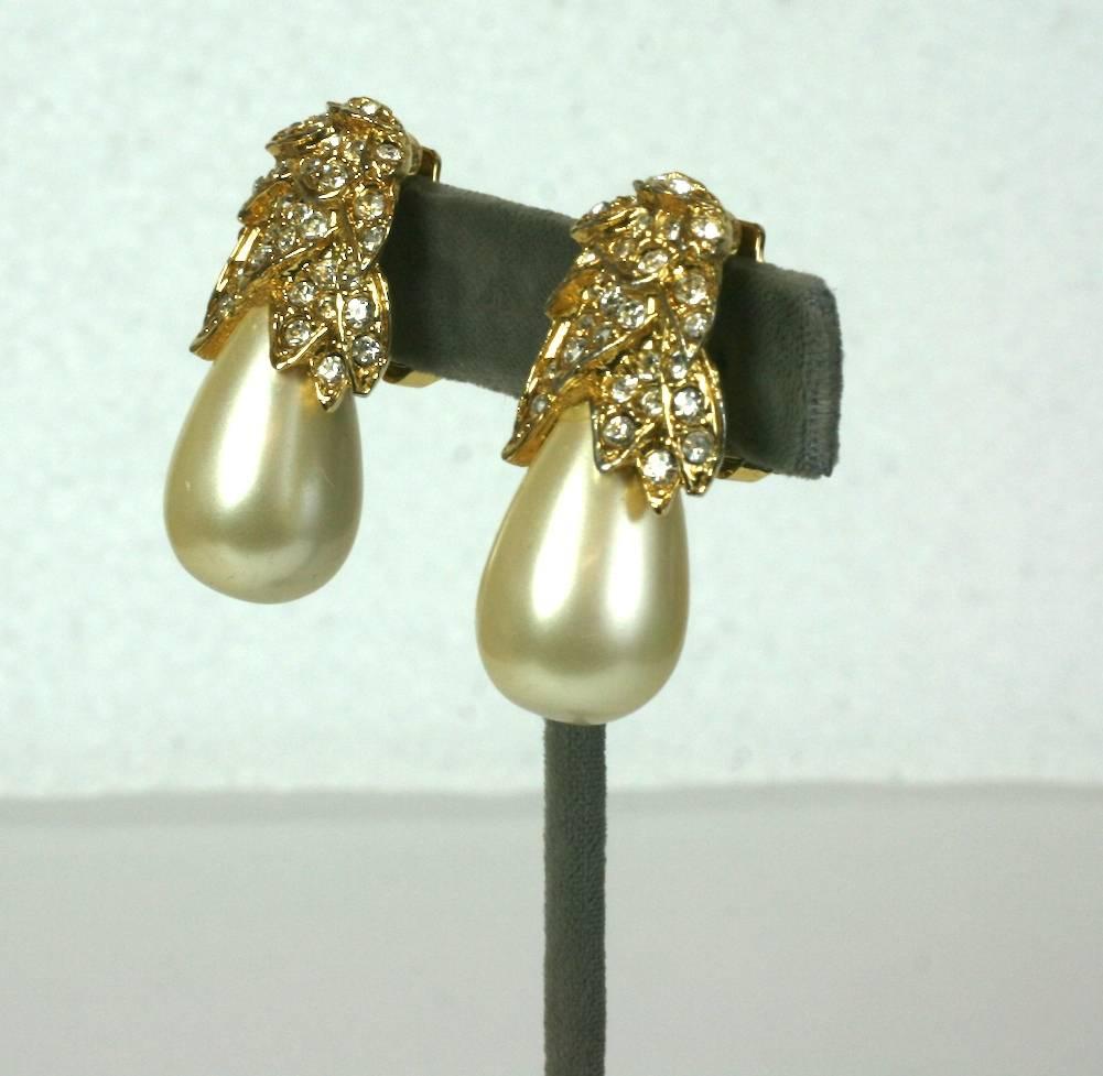 Attraktive Kenneth Jay Lane's Ohrclips mit großen, falschen, birnenförmigen Perlen. Verschnörkelte, mit Blattwerk versehene CAPs. 
Clip-Back-Armaturen. Ausgezeichneter Zustand. 1.5