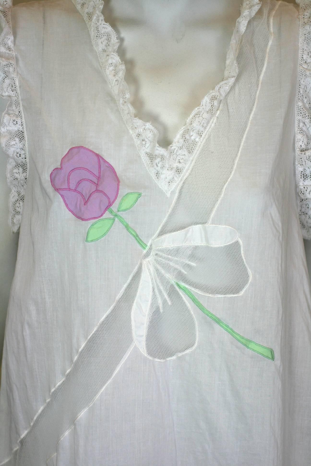 Robe de lingerie en tulle avec roses incrustées en vente 1