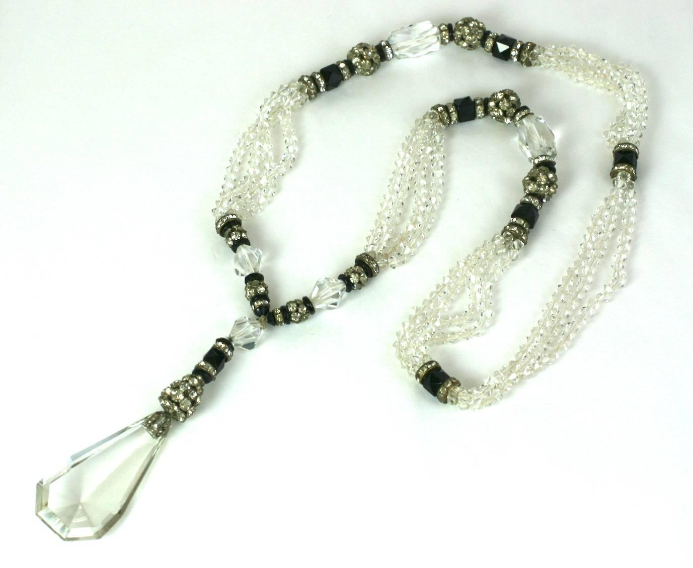Elaborata e scenografica collana francese Art Déco in cristallo, giaietto e pasta di cristallo con pendente sautoir. Con un grande cristallo sfaccettato focale e una goccia di pasta incastonata in argento dorato con accenti di pave rondel.  Francia