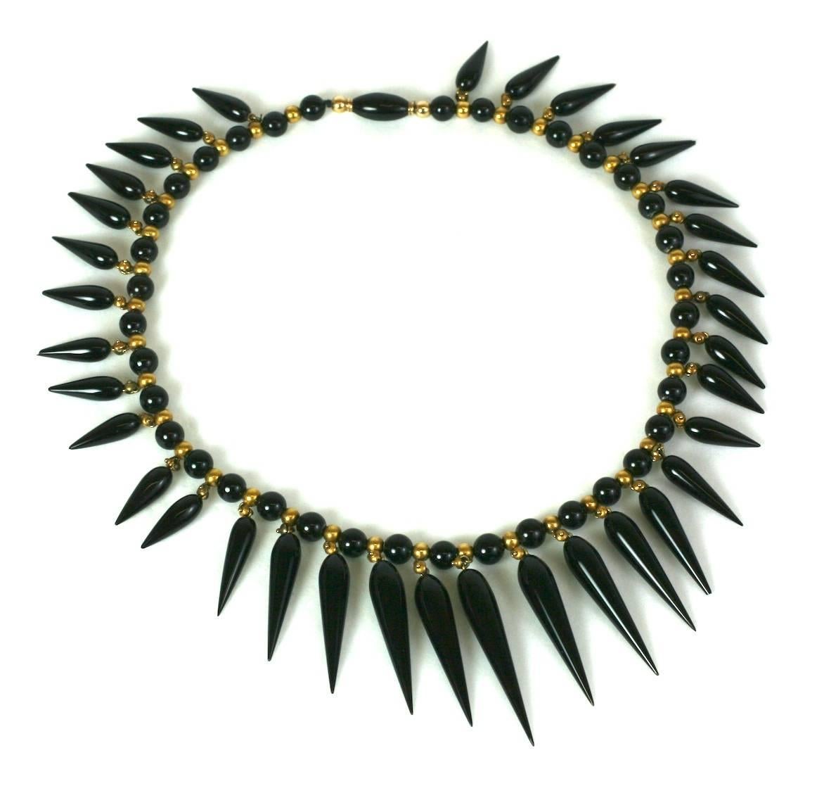 Delizioso ed elegante collare vittoriano a goccia di onice della fine del XIX secolo. Graziose gocce graduate di onice cadono da piccole semisfere decorate in oro su una catena di perline di onice e oro 18 carati. Di ottima qualità, con chiusura in