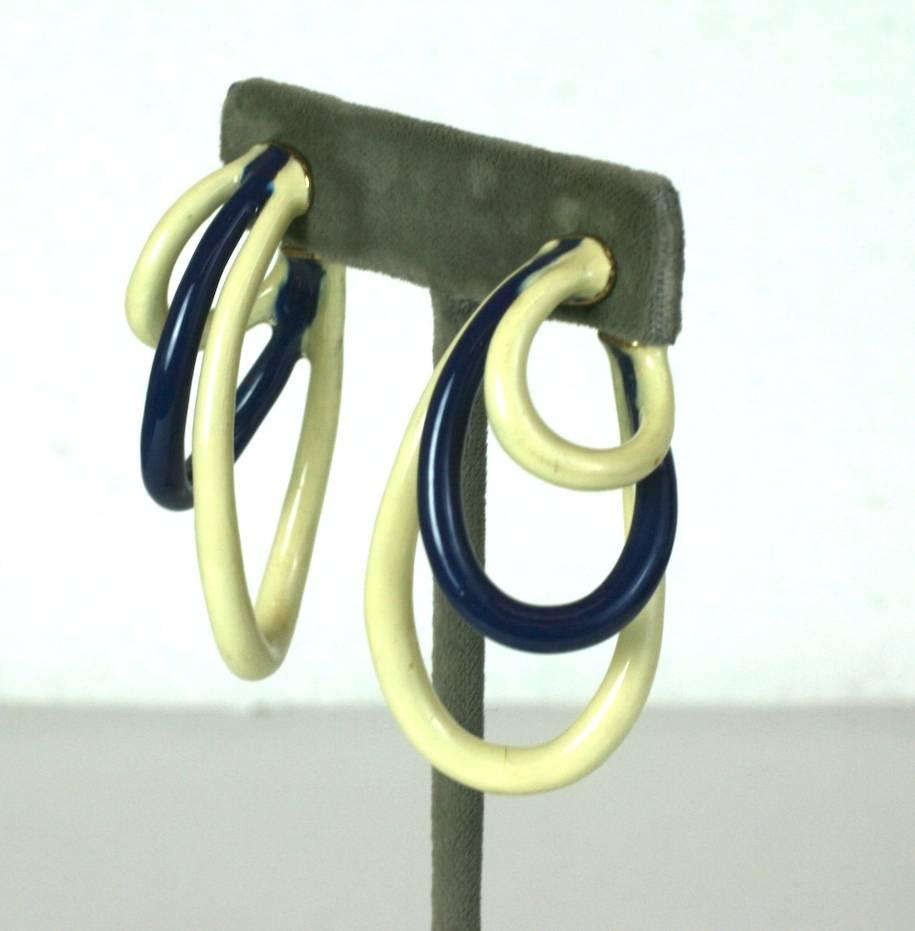 Insoliti fermagli Ciner in smalto duro color avorio e blu navy su metallo dorato. Form A tre passanti fissi sovrapposti con raccordi a clip.
Firmato Ciner.
Condizioni eccellenti
L  2