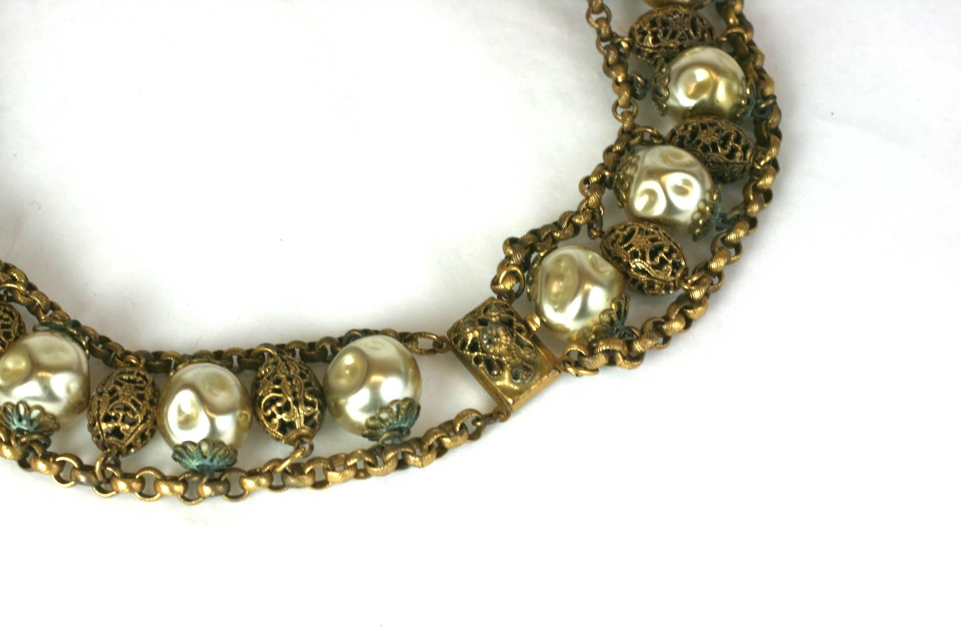 Auffälliges Perlen- und vergoldetes tschechisches Halsband Damen im Angebot