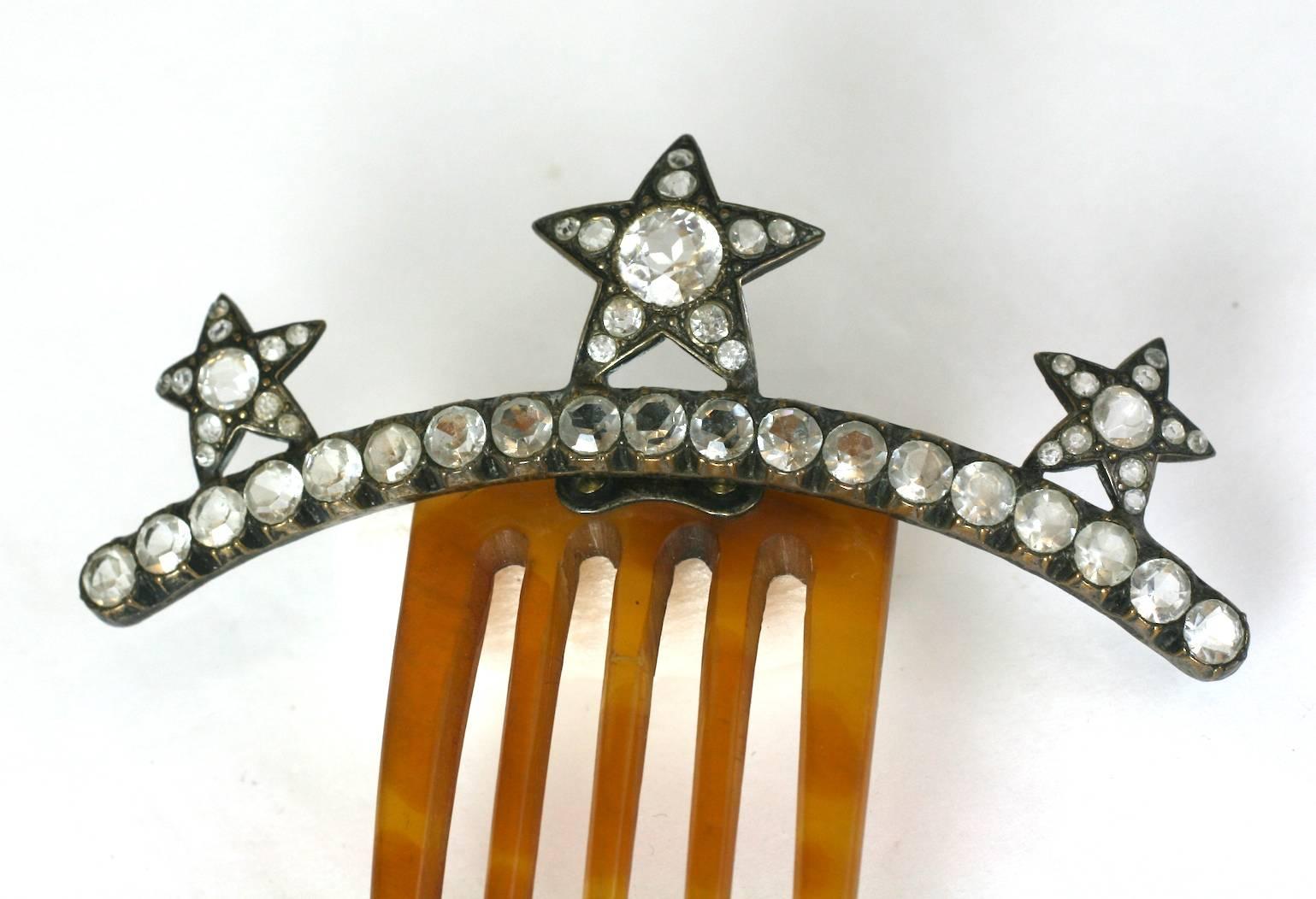 Viktorianische Hand facettierten Kristall Paste und Horn Haarkamm, von drei fünf spitzen Sternen in Sterling Silber gesetzt. Typisch viktorianisch und schön im Konzept.
Ausgezeichneter Zustand, Frankreich der 1860er Jahre.
Bitte beachten Sie: